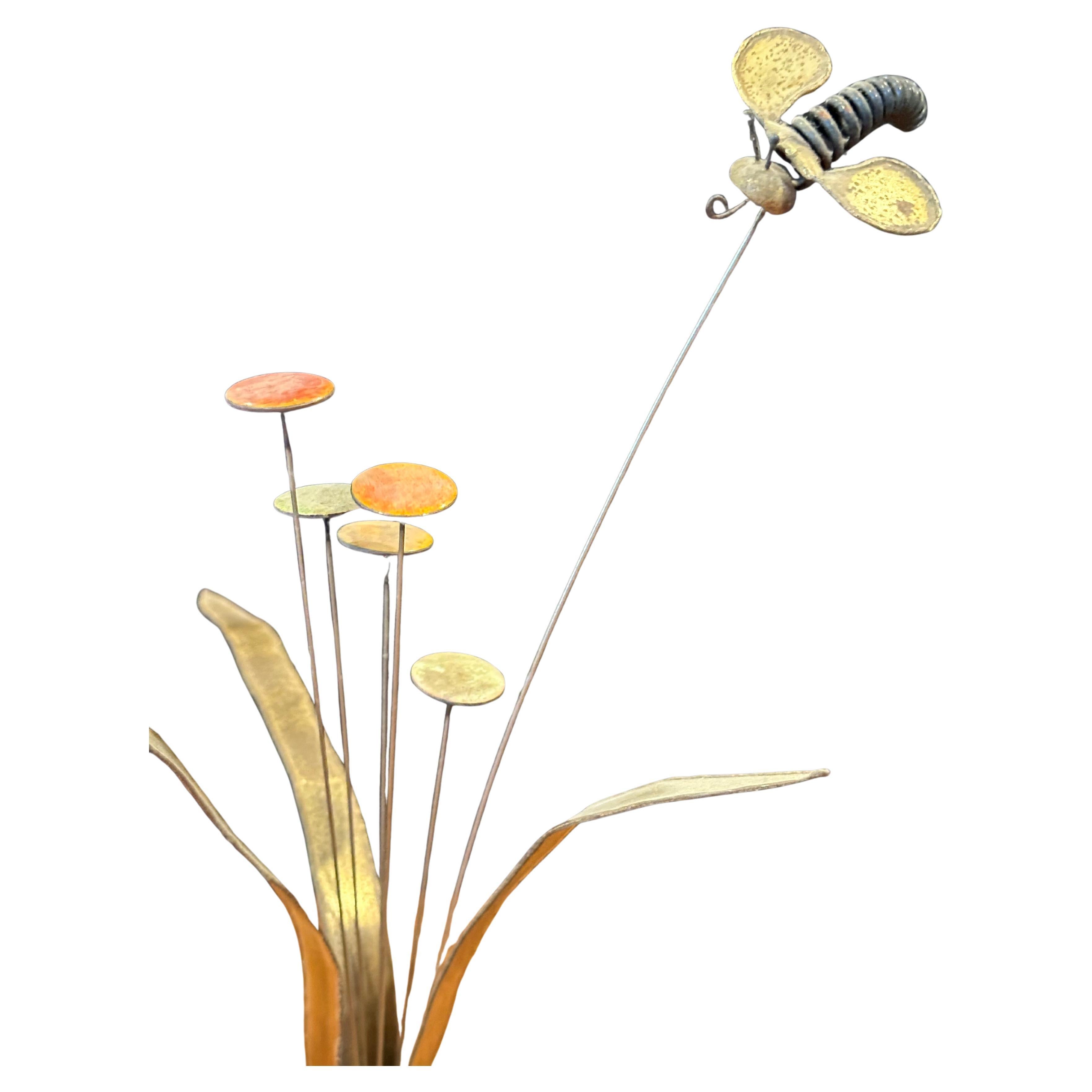 Escultura Flores y Abeja en Metal Mixto sobre Cuarzo de Ken Rains Brutalista en venta