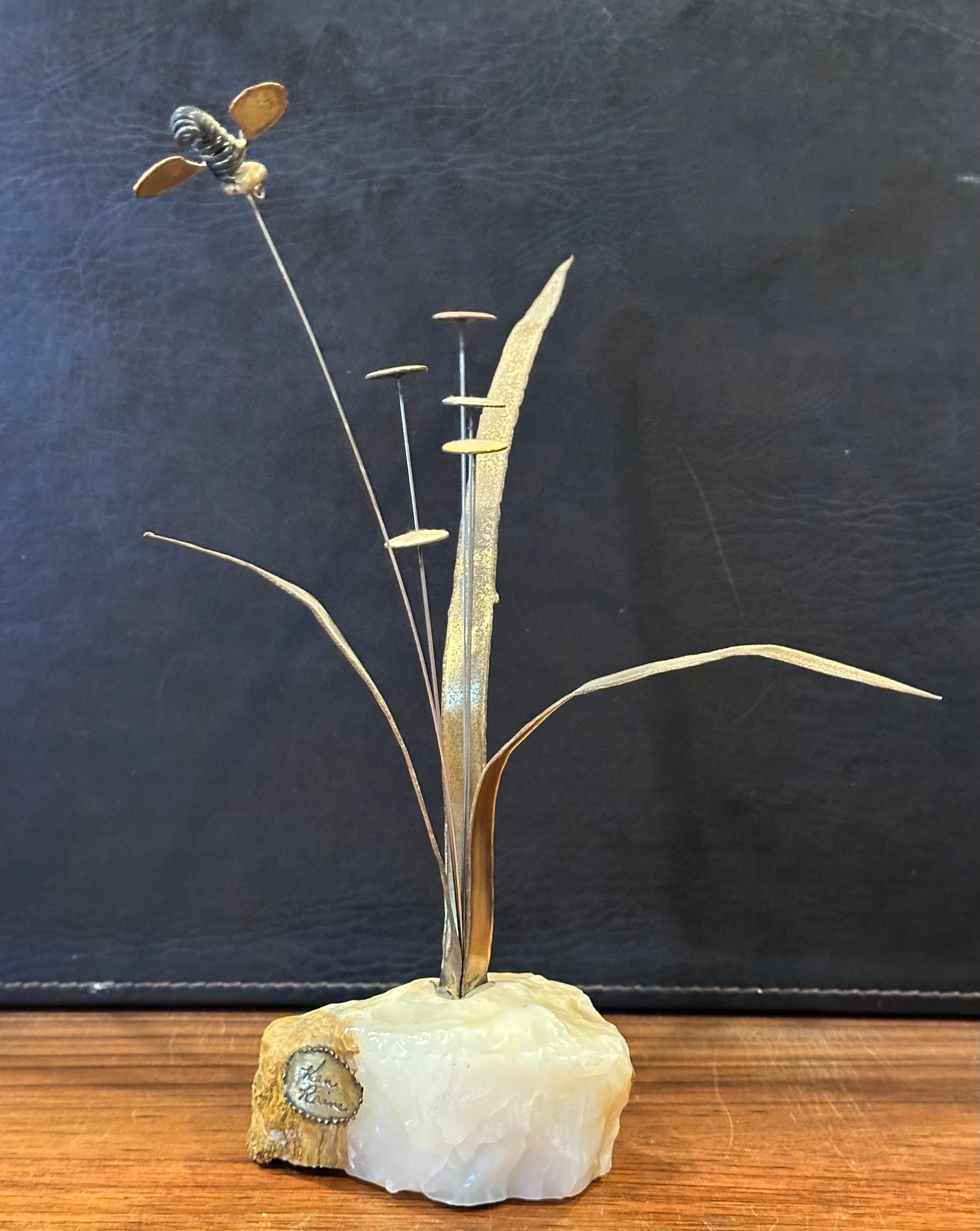 Escultura Flores y Abeja en Metal Mixto sobre Cuarzo de Ken Rains Estadounidense en venta
