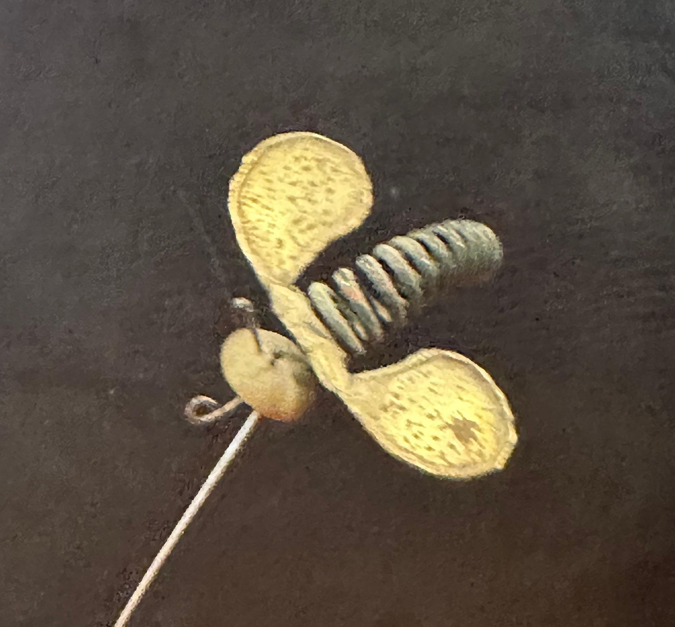 Escultura Flores y Abeja en Metal Mixto sobre Cuarzo de Ken Rains siglo XX en venta
