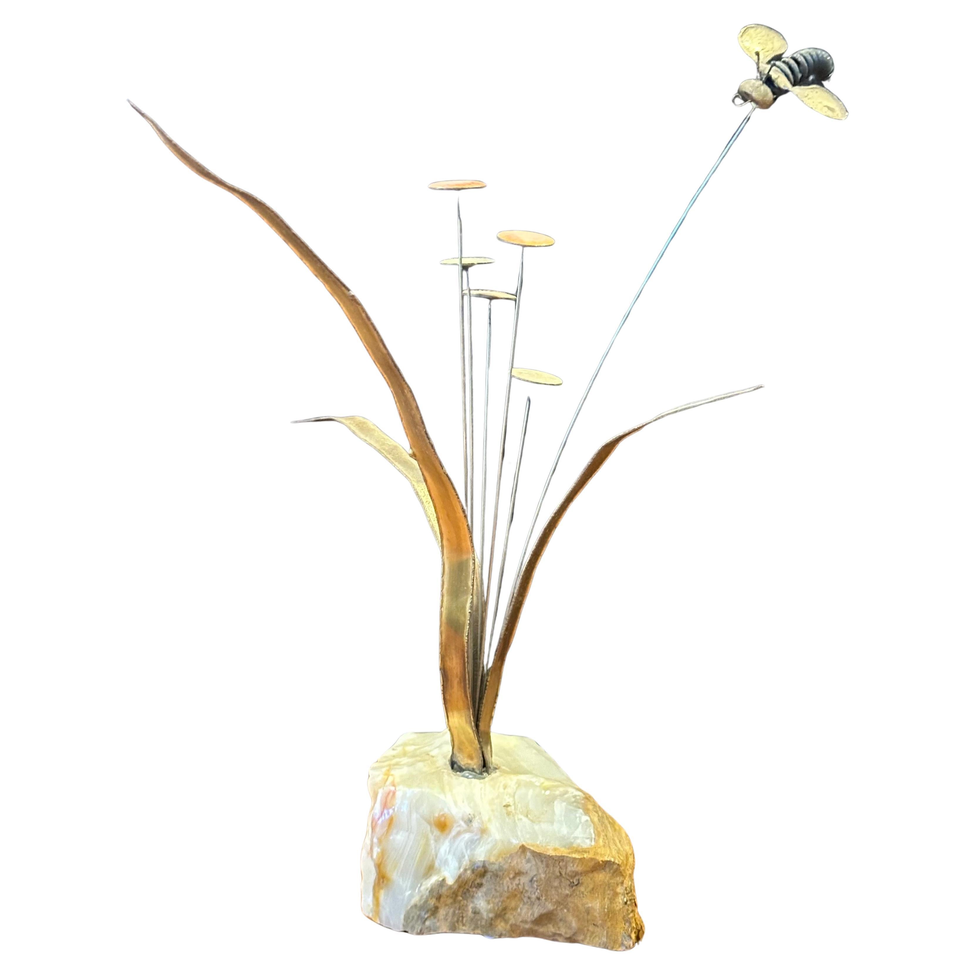 Blumen- und Bienenskulptur aus gemischtem Metall auf Quarz von Ken Rains