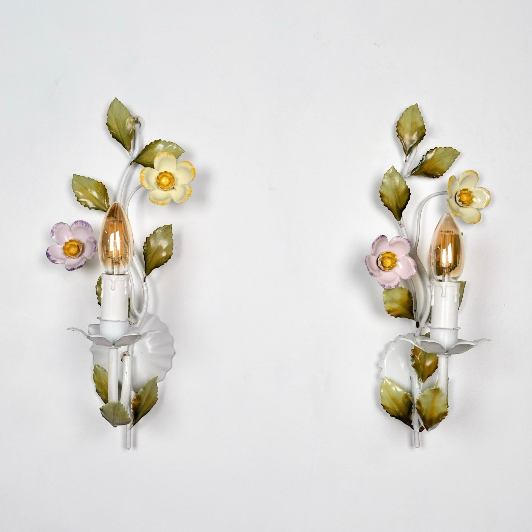 Bellissima coppia di appliques in toleware a fiori e foglie, realizzate in Italia negli anni '80.
Delicato e romantico.
Buone condizioni, leggere tracce del tempo.
Dimensioni: H38 W16 D16cm
