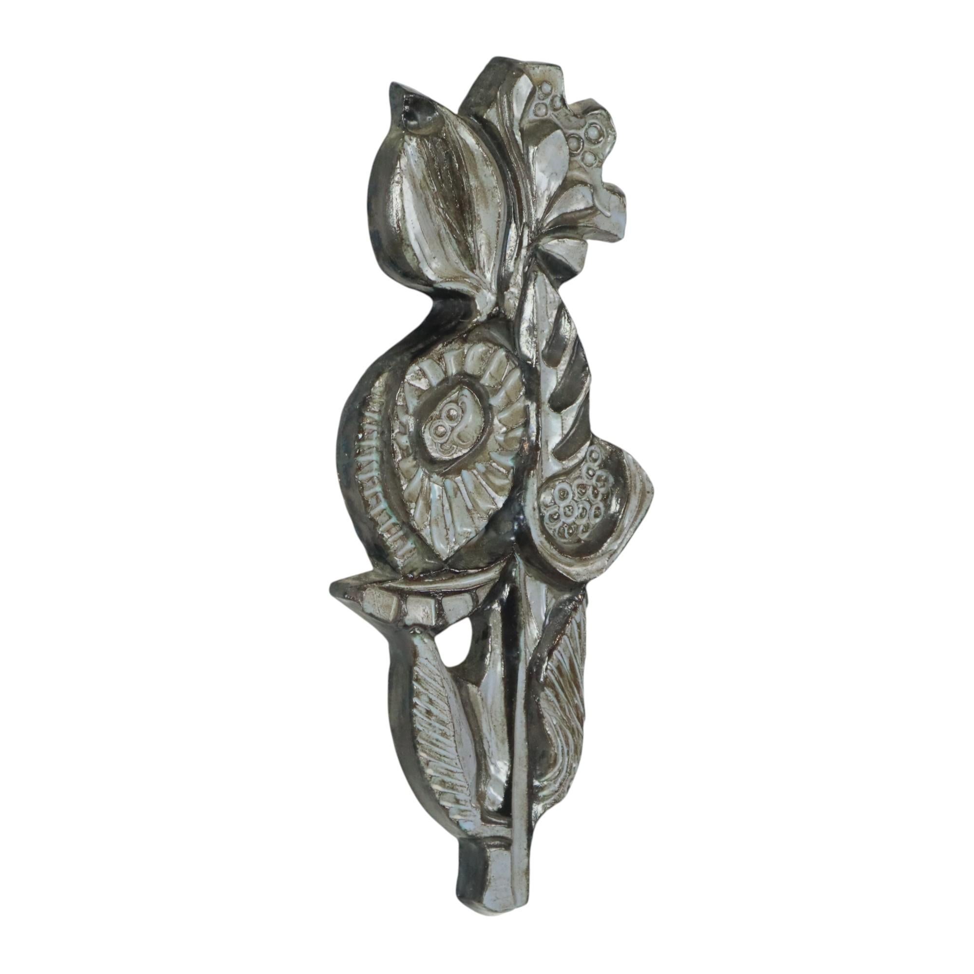 Opera d'arte floreale in bassorilievo, realizzata da Paul Vermeire, ceramica di Perignem, Belgio, circa anni '70, contrassegnata sul retro dall'adesivo del produttore.

Fantastica scultura da parete astratta e figurativa del famoso ceramista belga