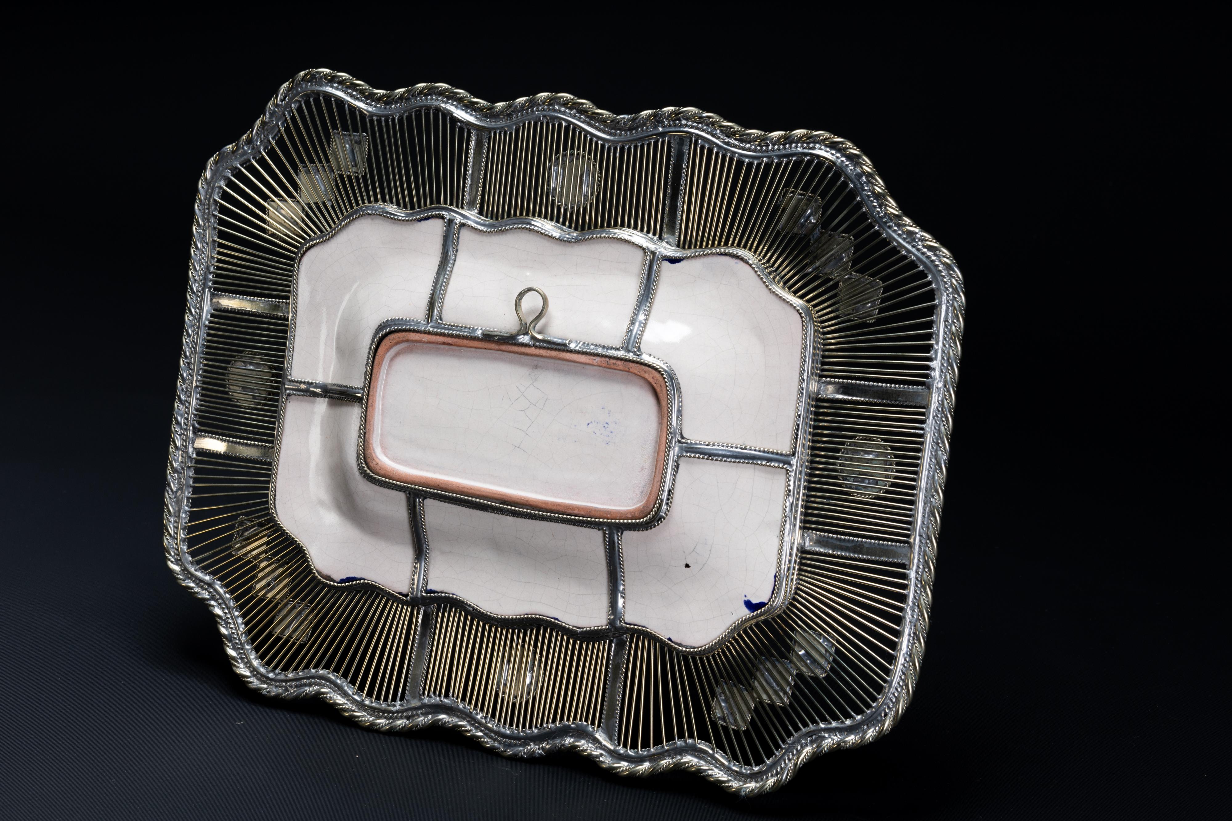 Always unique pieces is what you are going to hear about Jesus Guerrero Santo's work, all the pieces are handmade and created one by one it takes months to produce each peace.
This ceramic and white metal (alpaca) bowl centrepiece, was created in