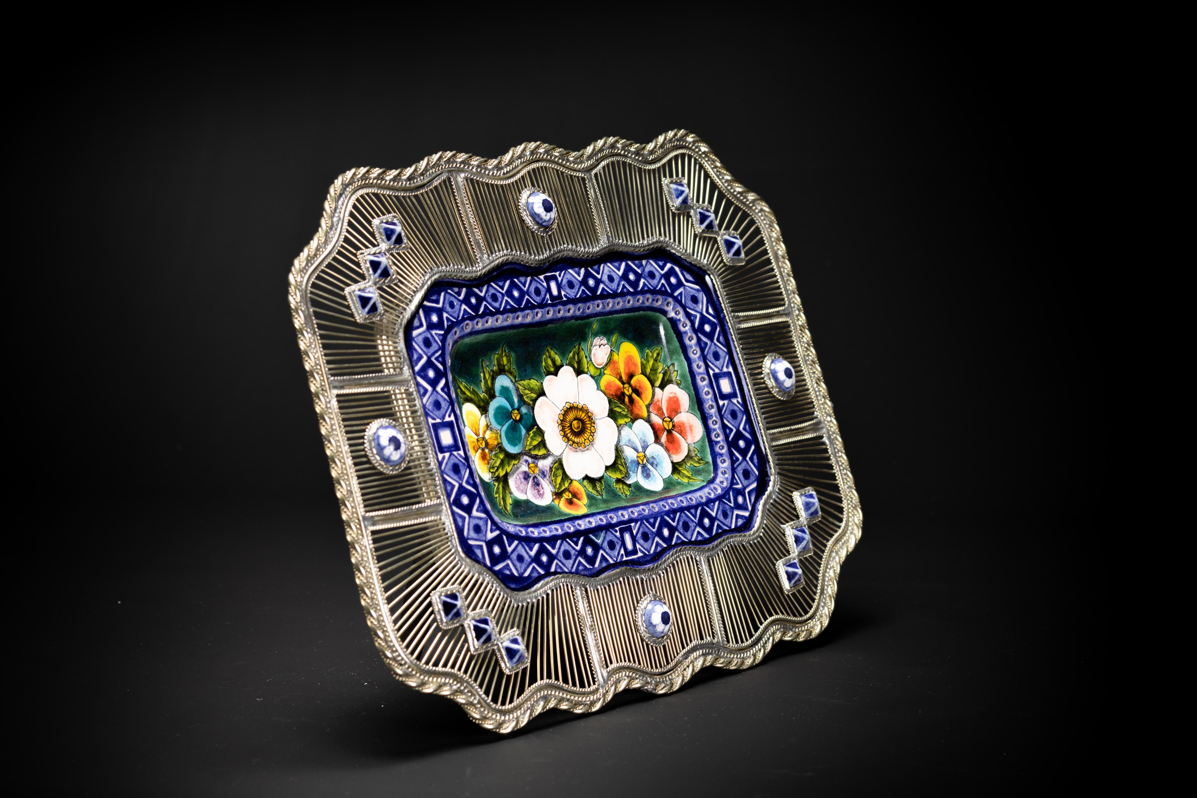 Flowers Ceramic and White Metal Tray In New Condition In Guadalajara, Jalisco