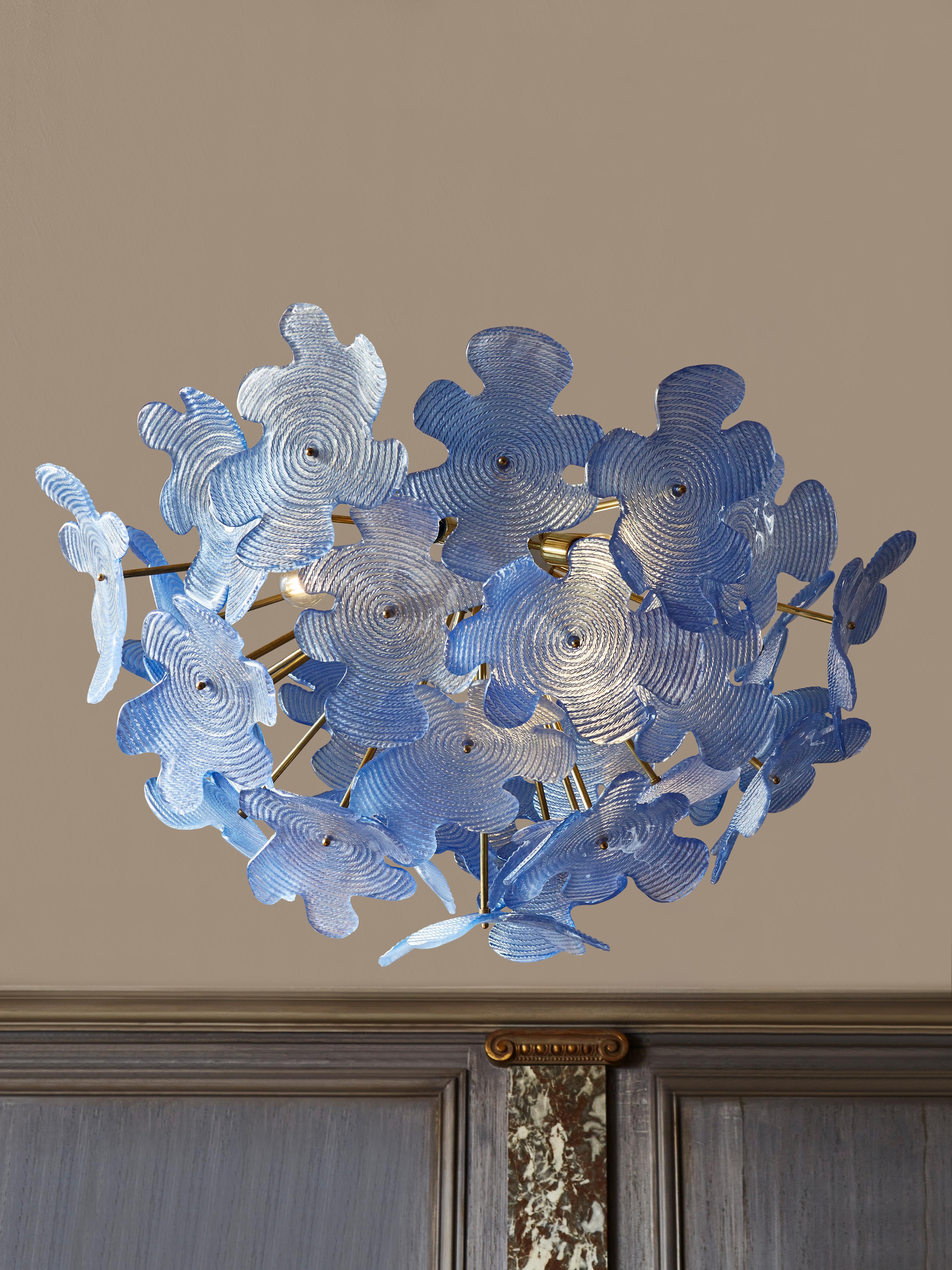 Beautiful chandelier in brass with sculpted blue Murano glass flowers.
Unique piece by Studio Glustin.
Italy, 2021.