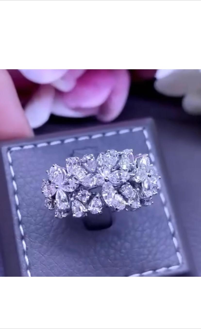 Women's Ceetified 3.20 Carats Diamonds 18K Gold Ring  For Sale