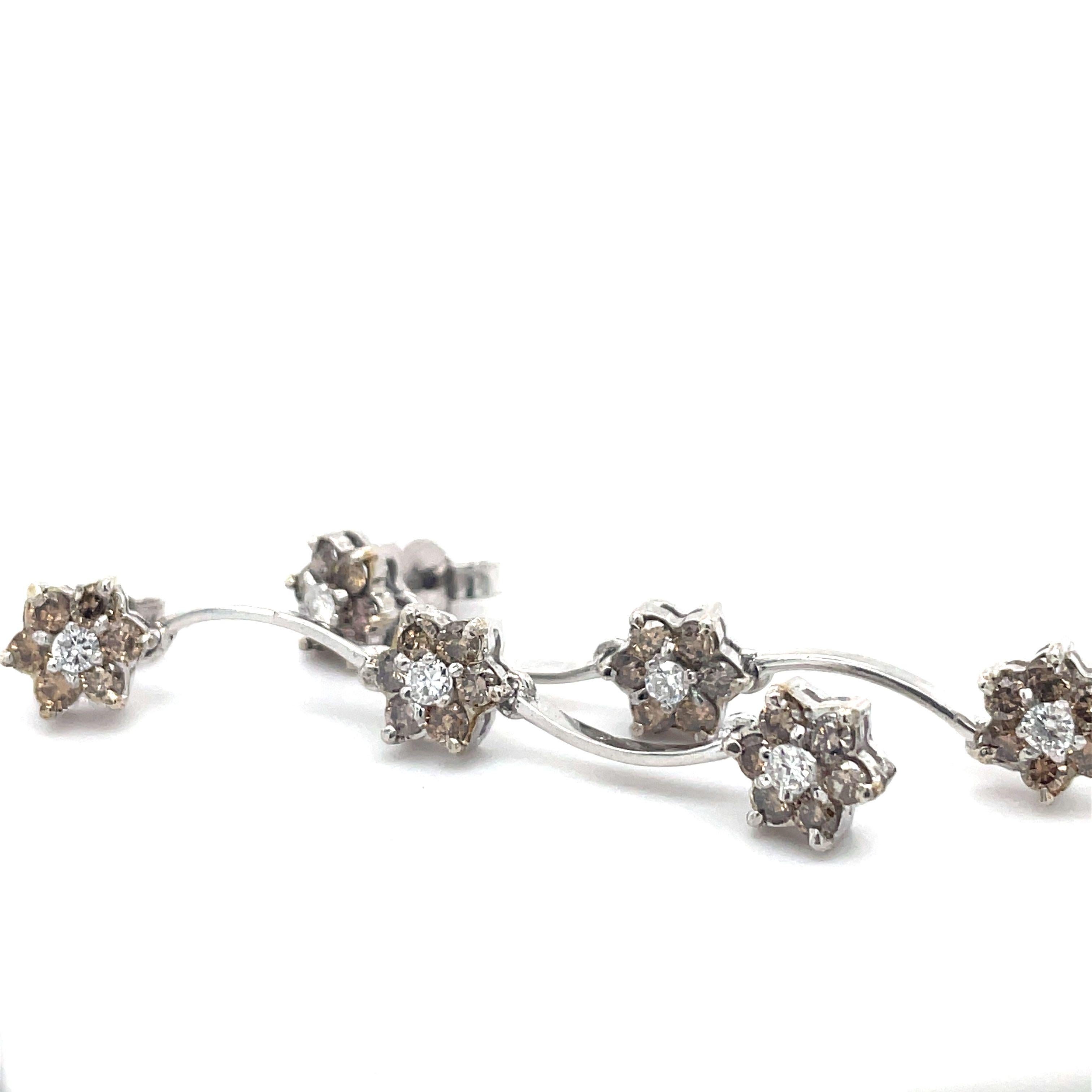 Blumen-Diamant-Ohrringe - 1,26CT Champaign und weiße Diamanten, 18 Karat Weißgold  Damen im Angebot