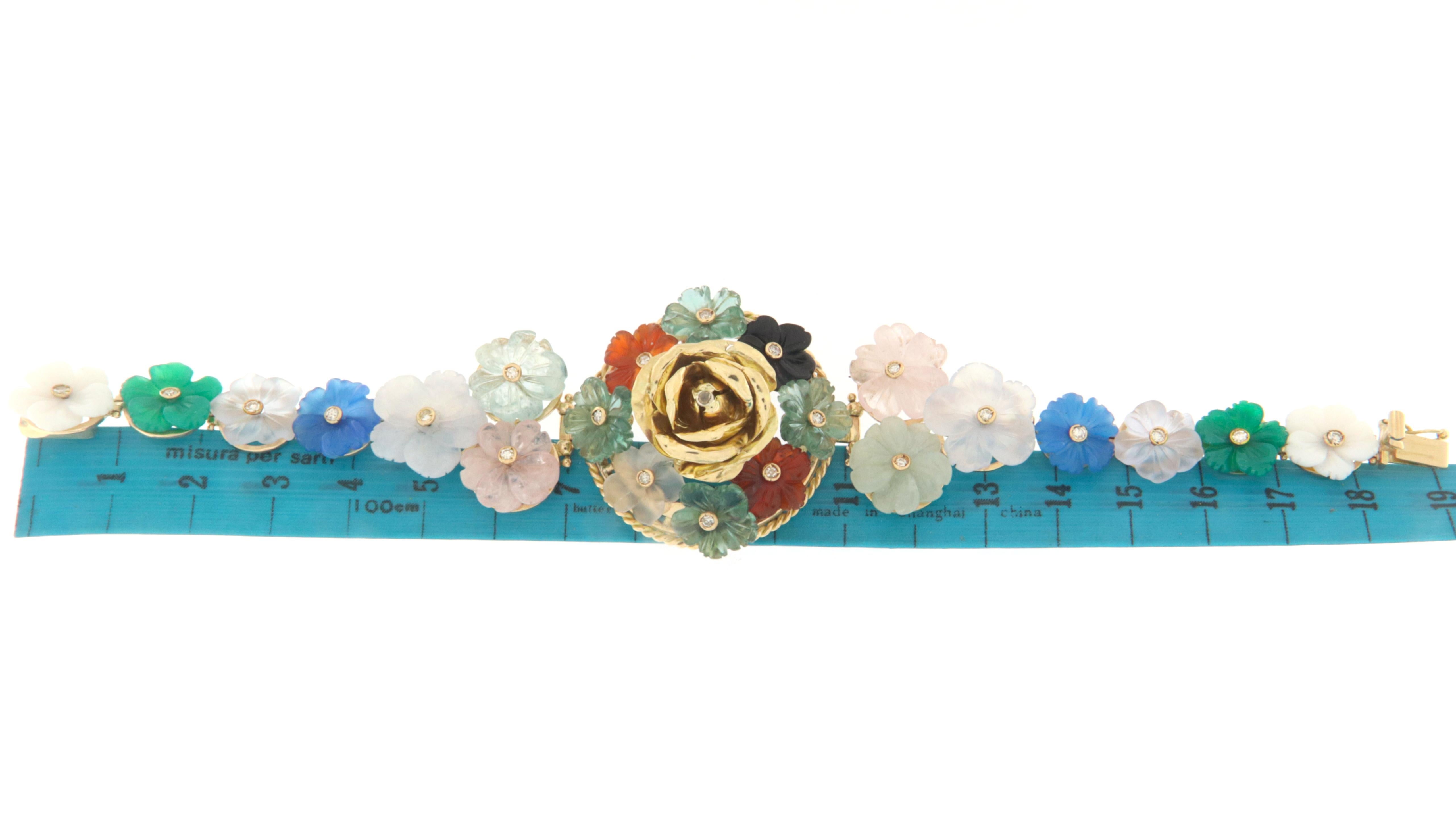 Manschettenarmband aus 14 Karat Gelbgold mit Blumen und Diamanten im Zustand „Neu“ im Angebot in Marcianise, IT