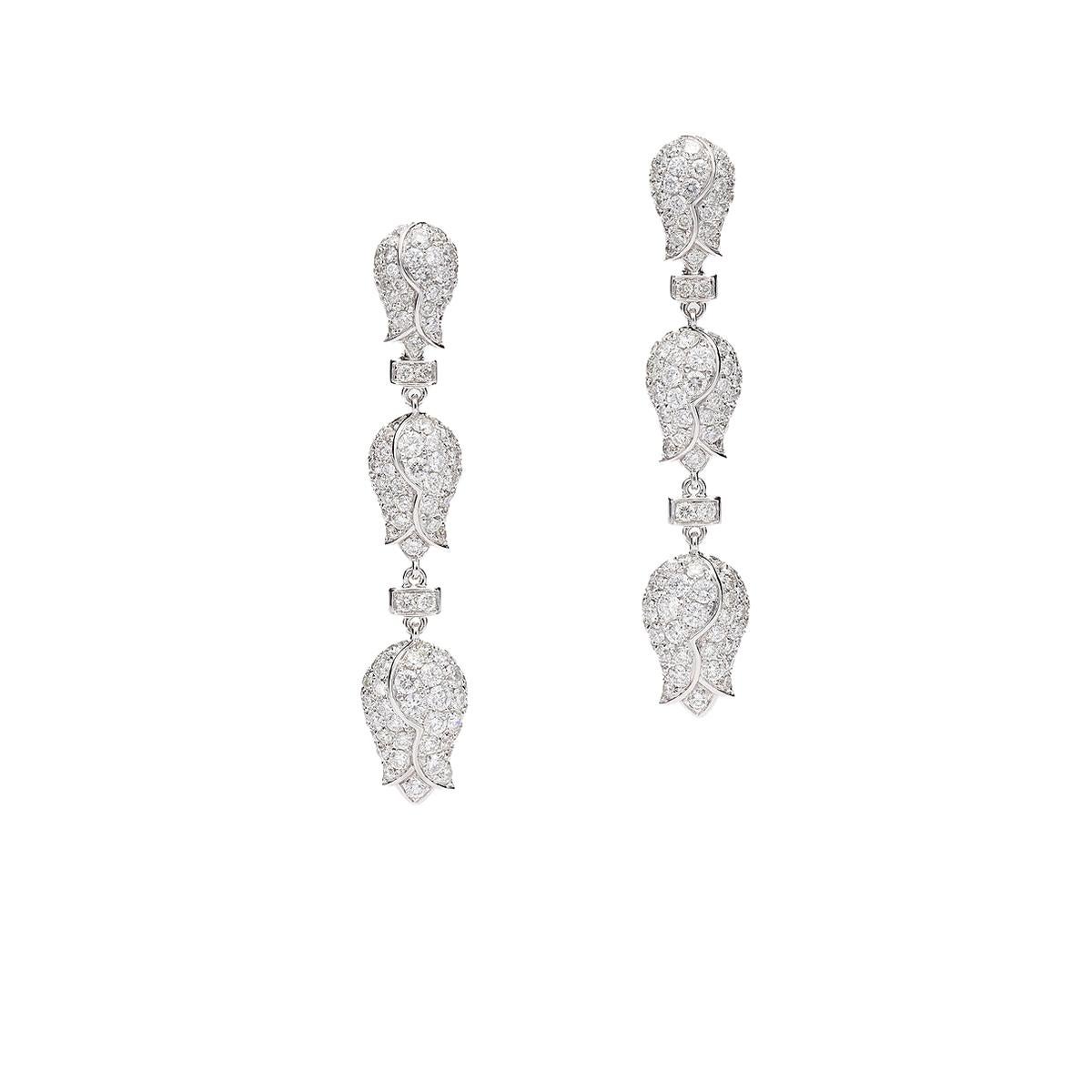 Taille ronde Boucles d'oreilles pendantes fleurs diamants en vente