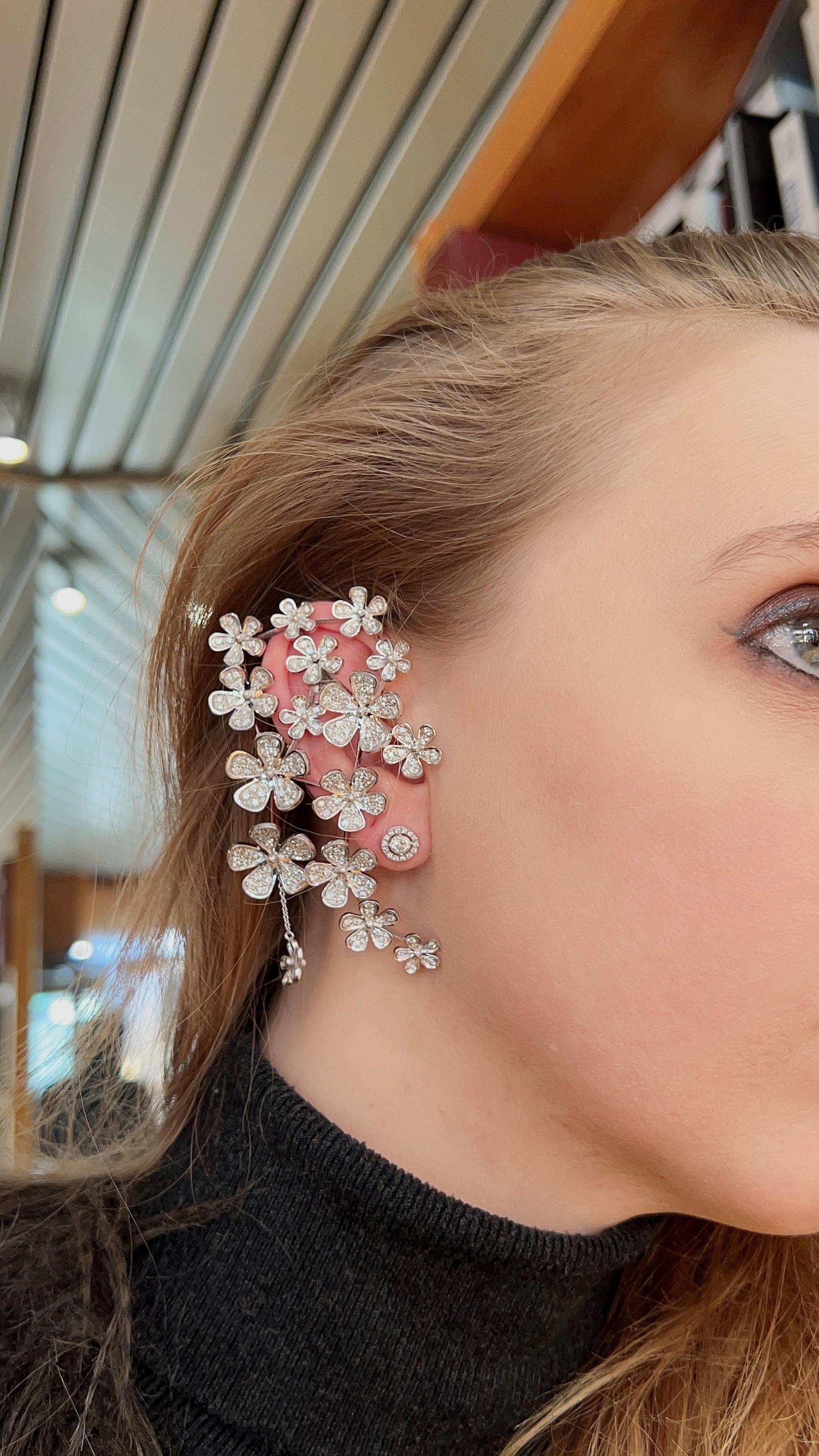Moderne Boucles d'oreilles fleurs en or blanc et diamants pavés (environ 10 carats). en vente