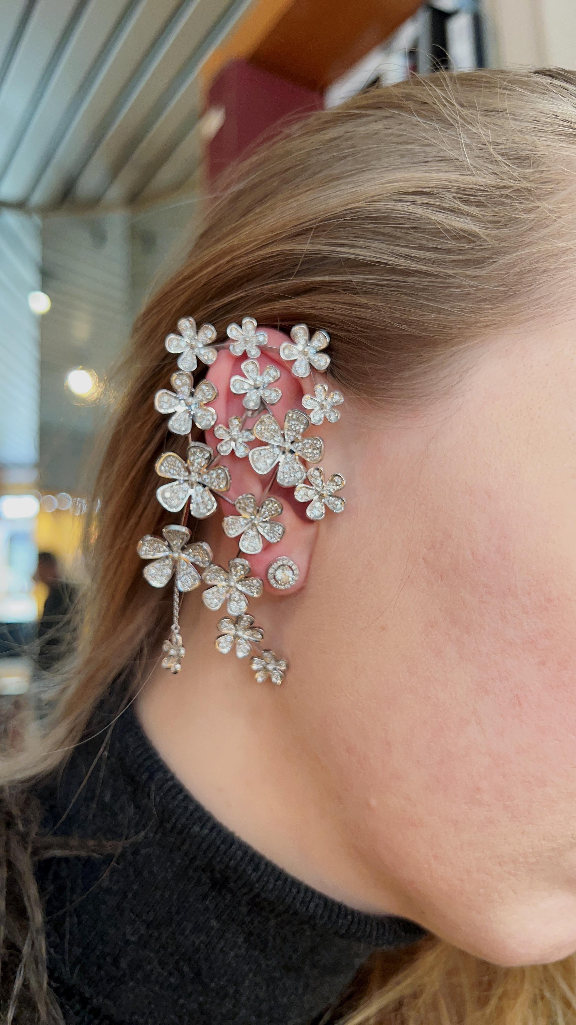 Boucles d'oreilles fleurs en or blanc et diamants pavés (environ 10 carats). Unisexe en vente