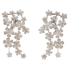 Boucles d'oreilles fleurs en or blanc et diamants pavés (environ 10 carats). 