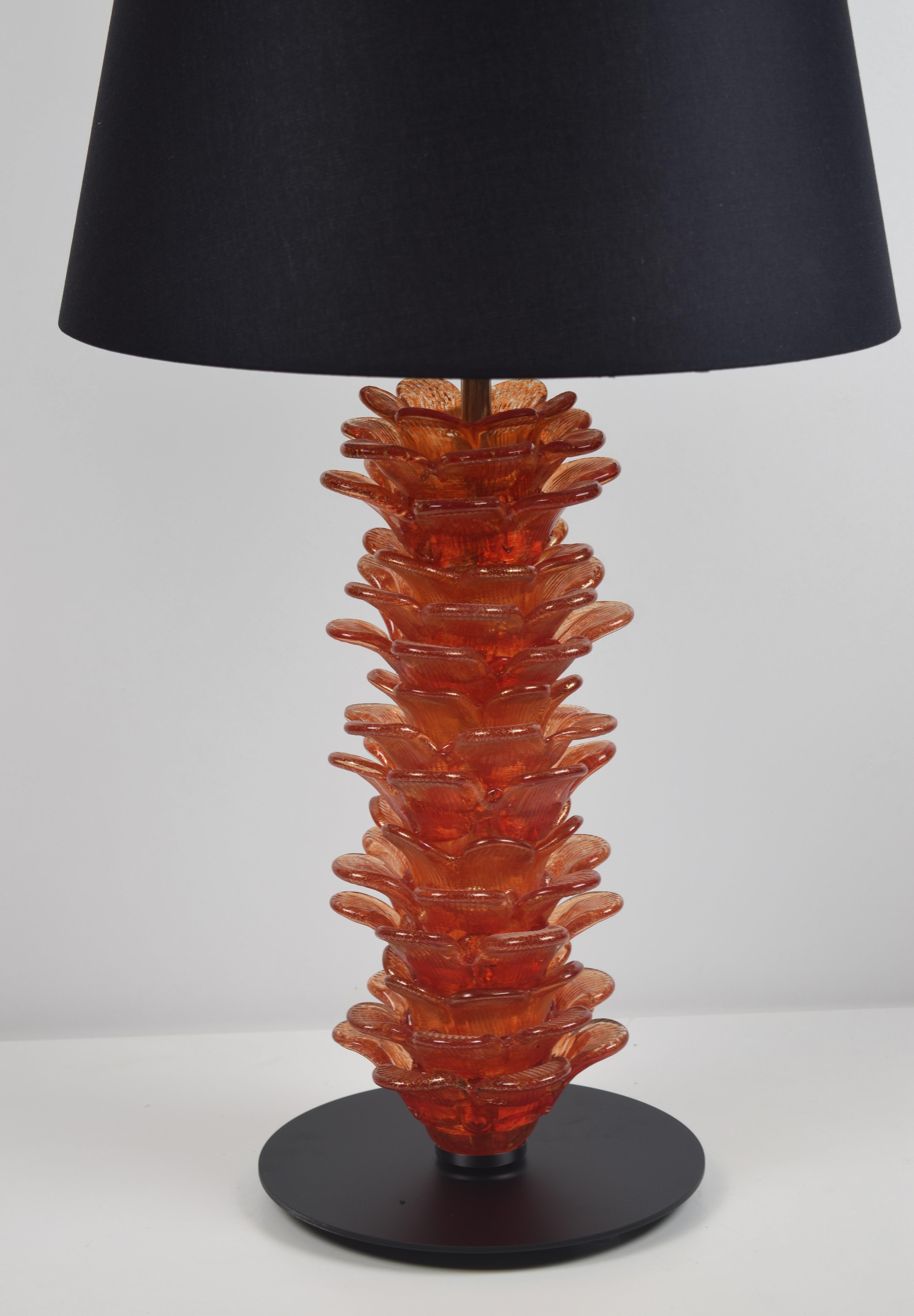The Flowers collection of table lamps in blown glass represents an absolute novelty in the Eros Raffael production. This Venetian glass table lamp is a unique creation, which embodies the typical production of Murano glass with pure gold leaf.