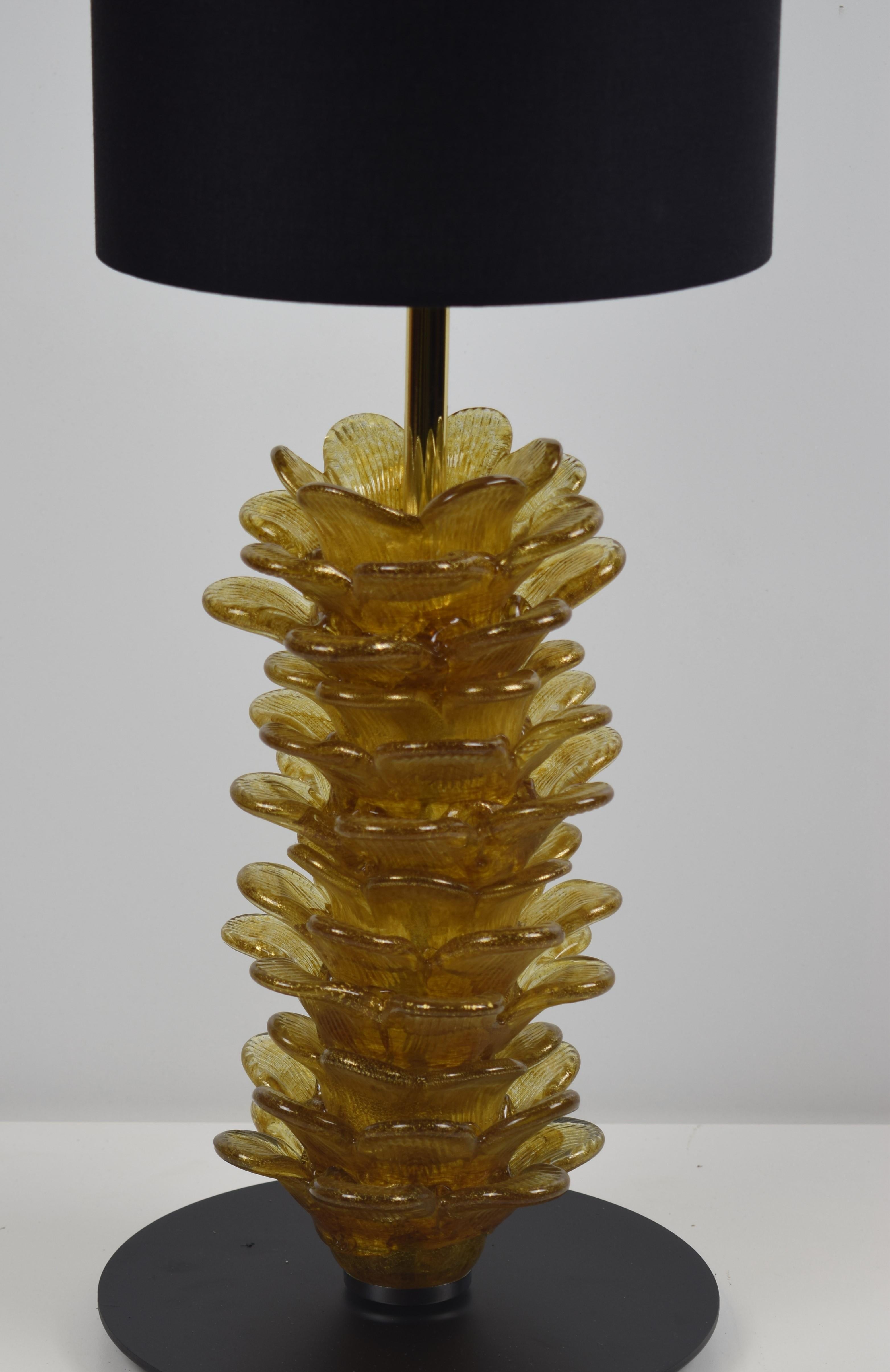 The Flowers collection of table lamps in blown glass represents an absolute novelty in the Eros Raffael production. This Venetian glass table lamp is a unique creation, which embodies the typical production of Murano glass with pure gold leaf.