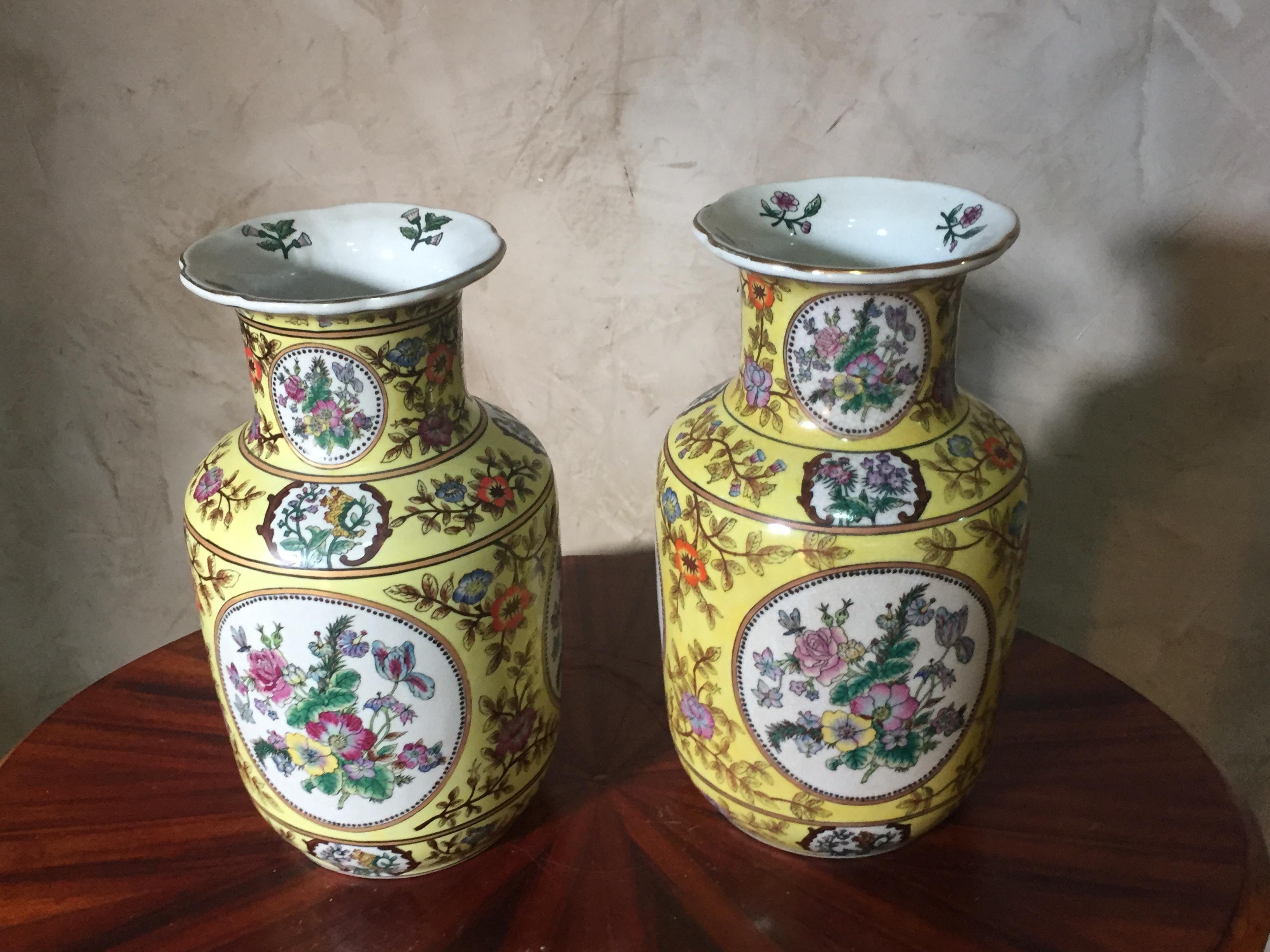 Nice flowers hand-painted pair of Chinese porcelain vase from the 1950s. Yellow color and multi colors flowers.
Made in China. Signature at the back.