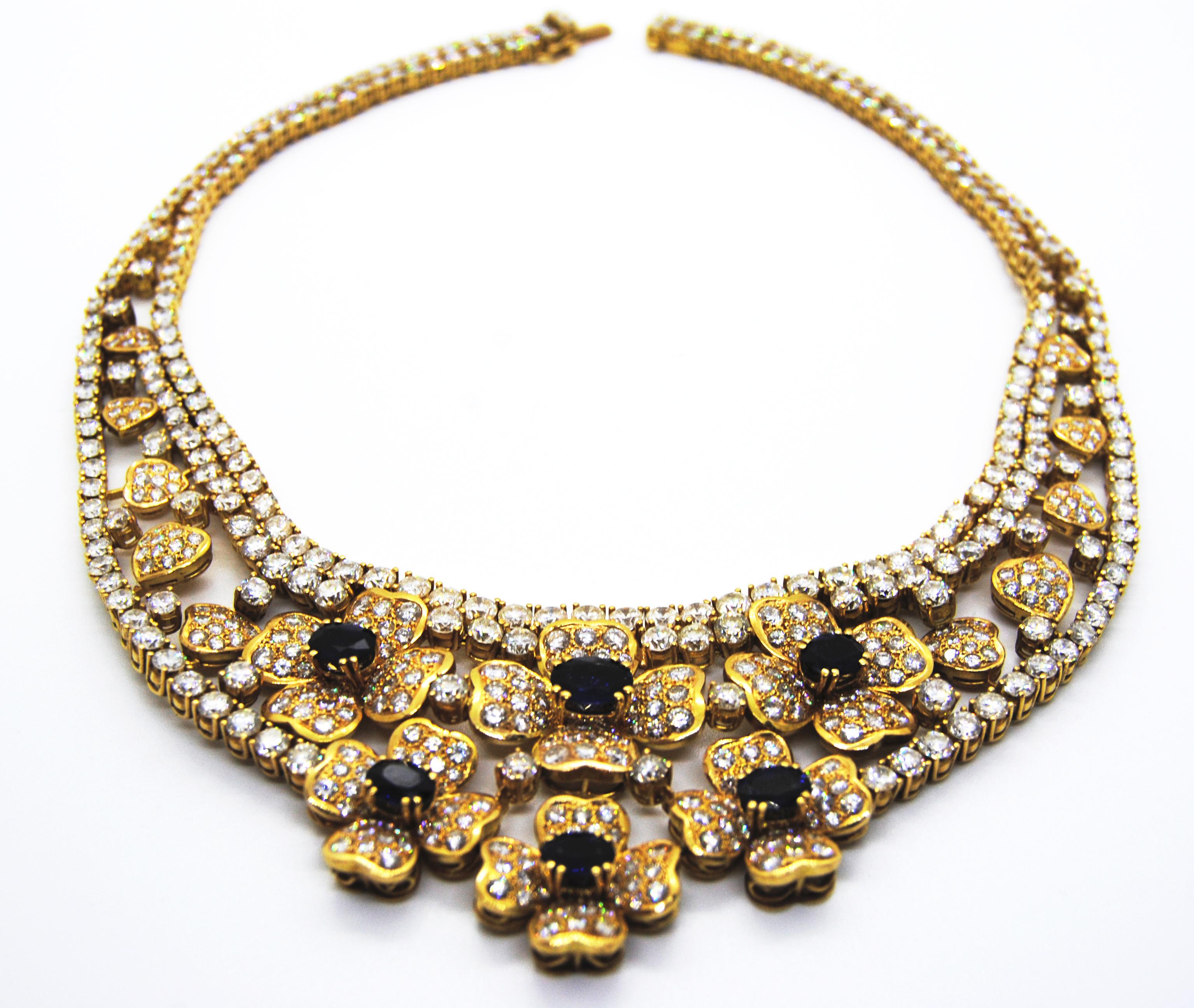 Une suite glamour réalisée par un Jewellers portugais dans les années 1980, comprenant un collier et des clips d'oreilles assortis, conçus comme une série de fleurs et de cœurs en or jaune 18 carats entrelacés pour créer un chef-d'œuvre à la fois