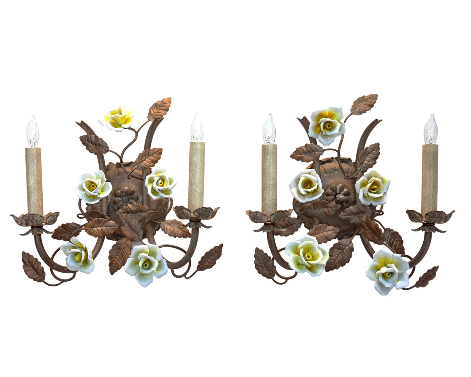 Charmantes Paar Wandleuchter mit Keramikblumen, verdrahtet für US.
Die Wandleuchter sind in vorgefundenem Zustand mit der Originallackierung.
Eine verblasste Metalloberfläche im Hintergrund, die nur die Blumen hervorhebt, wenn sie beleuchtet sind.

