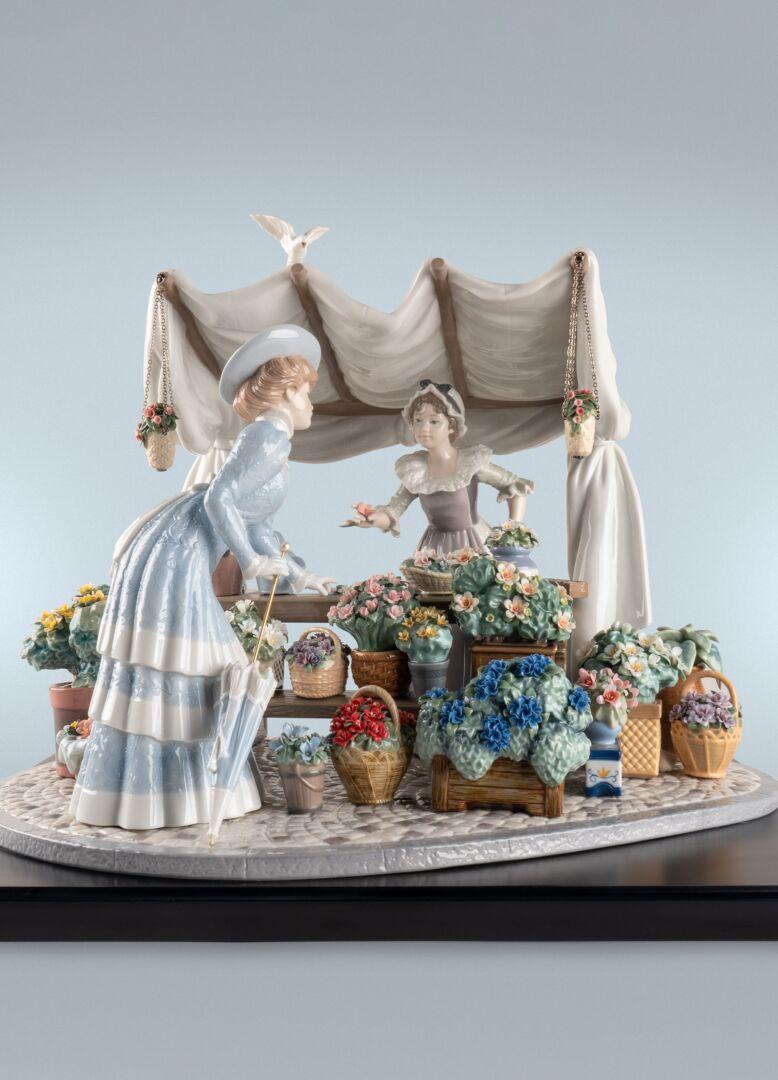 Diese Kreation aus hochwertigem Porzellan verdankt ihren Namen und ihre Inspiration dem 1830 eröffneten Pariser Blumenmarkt Le Marché aux fleurs am Ufer der Seine. Mit einer Fülle von skulpturalen, floralen und dekorativen Details stellt diese