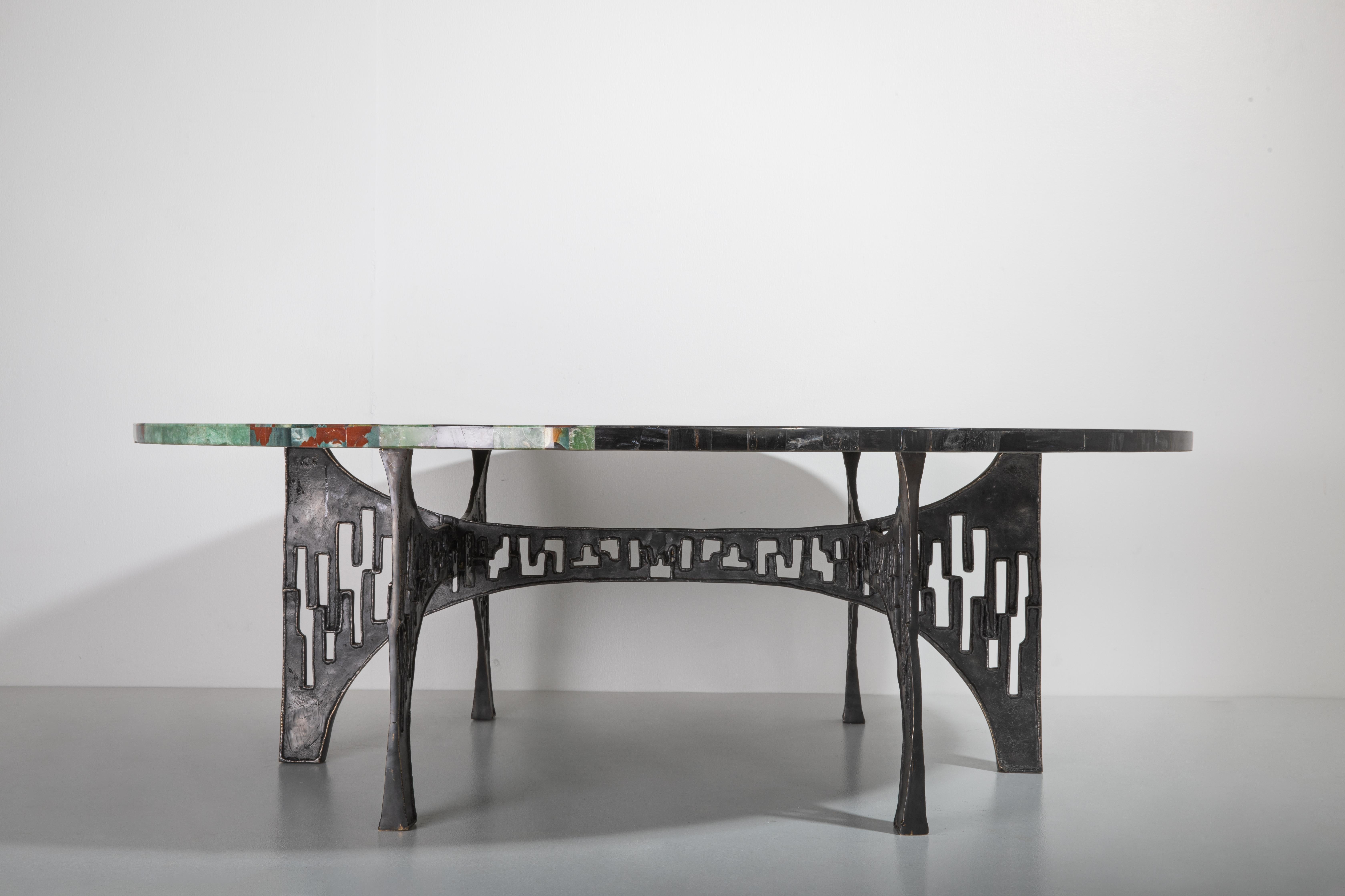 Indien Table basse avec plateau superposé semi-précieux et pieds en laiton Viya de Vikram Goyal en vente