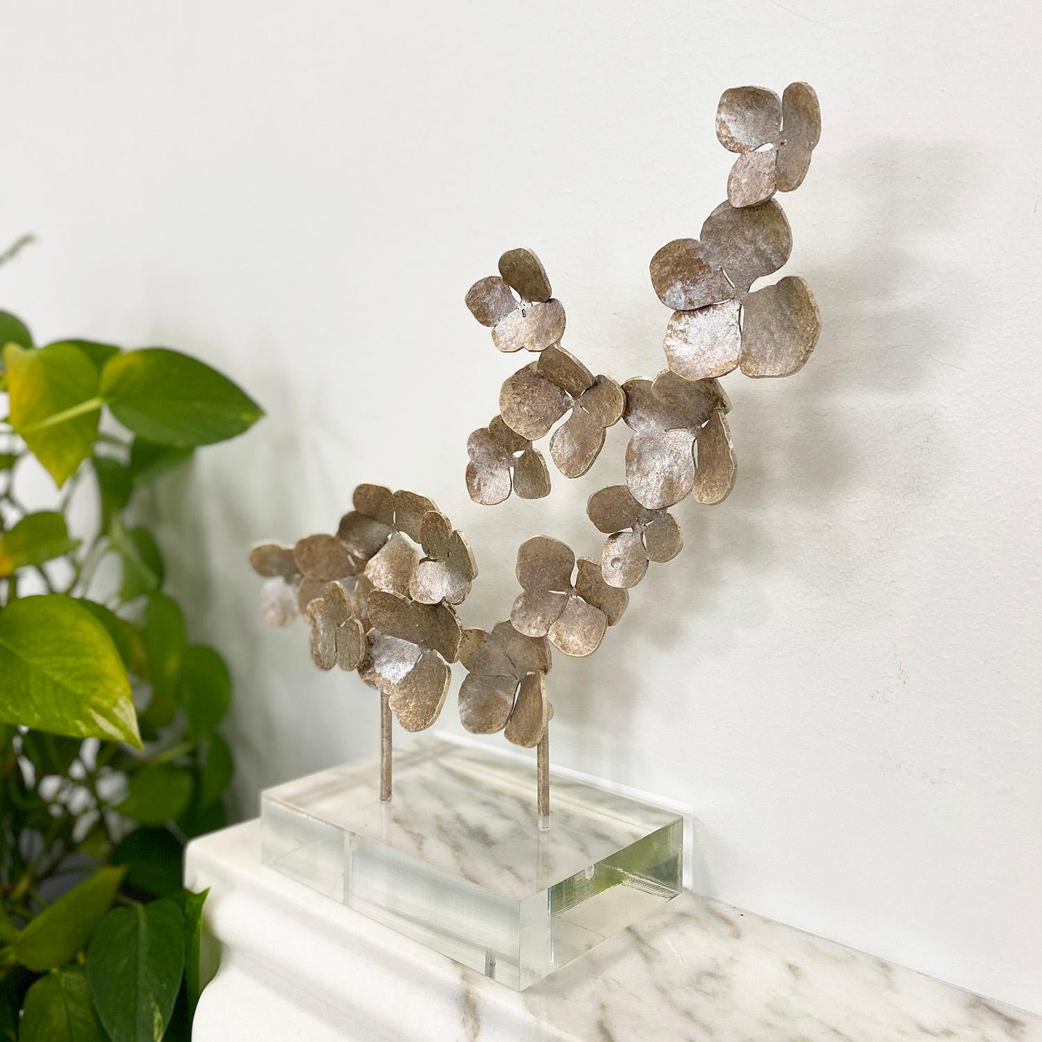 XXI secolo e contemporaneo Fiori su accessorio acrilico con finitura oro invecchiato in vendita