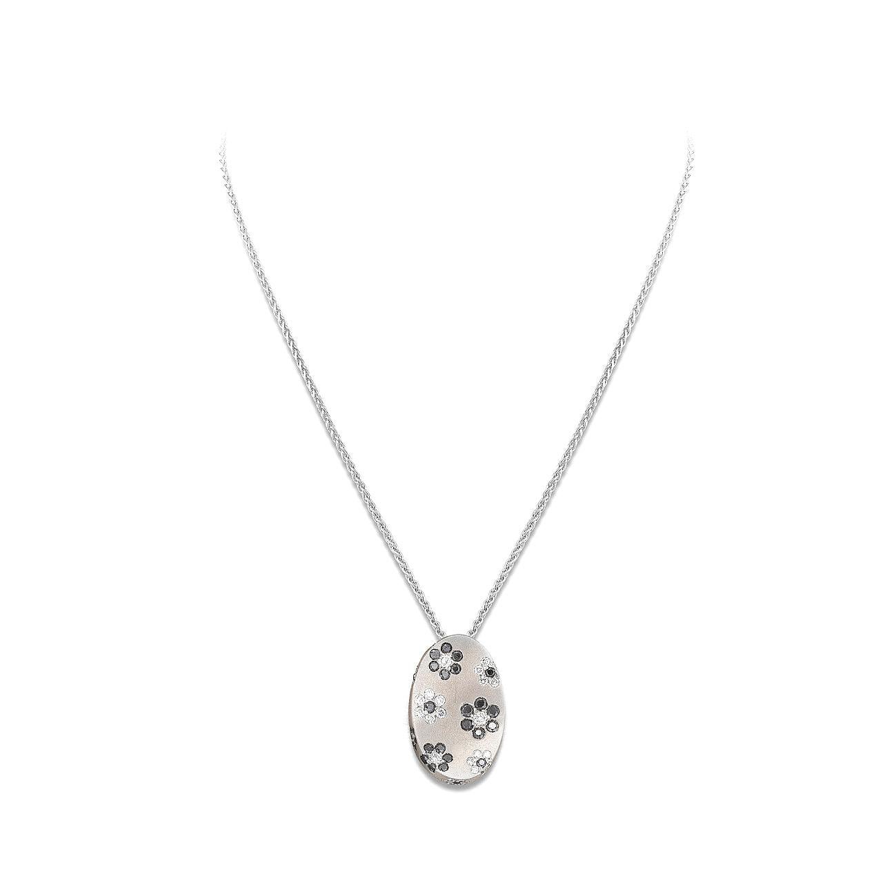 Pendentif fleurs en or blanc 18kt serti de 40 diamants 0,69 cts et 30 diamants noirs 0,93 cts