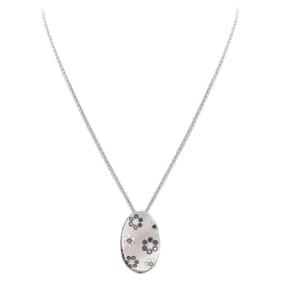 Collier à pendentif fleurs en vente