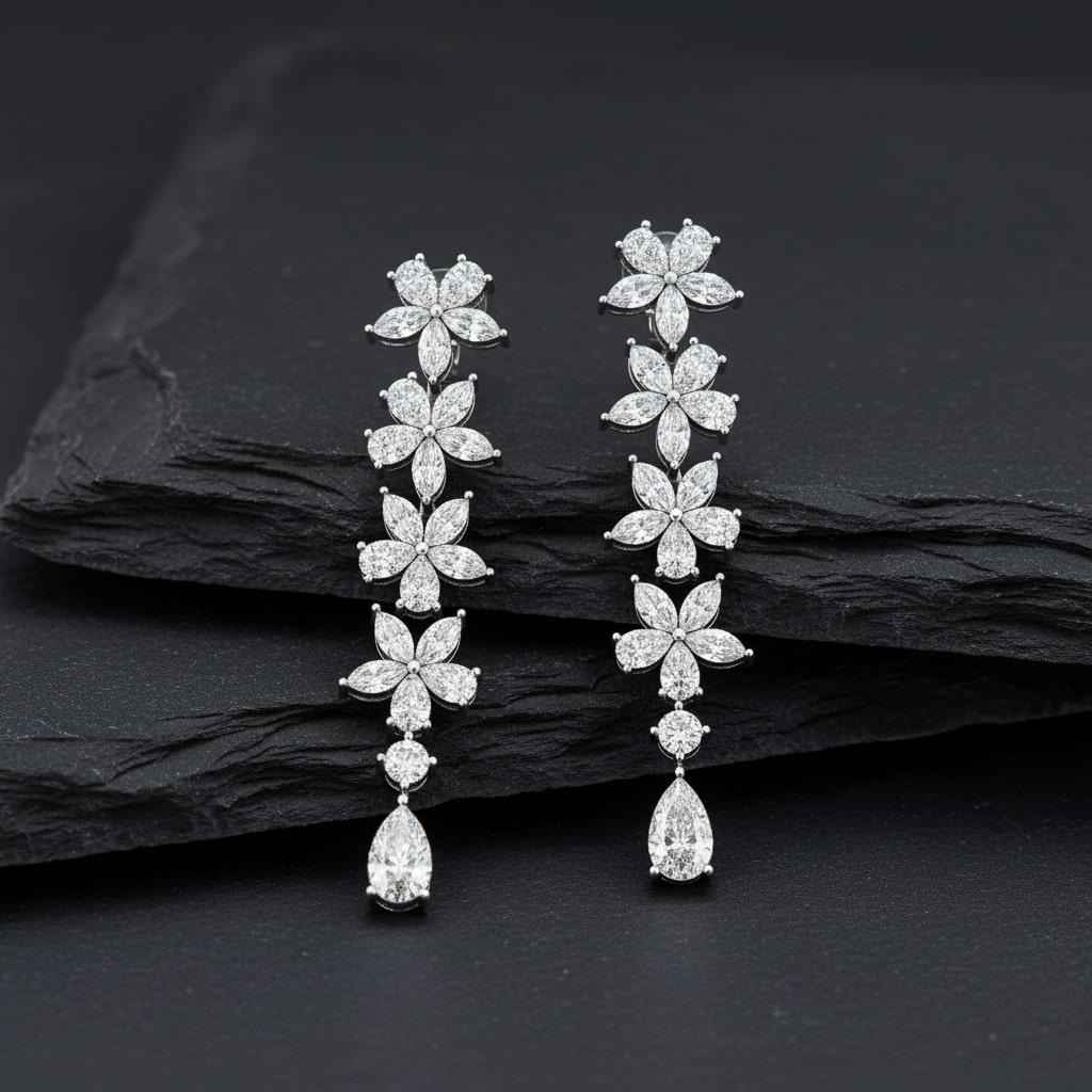 Orecchini a goccia con petali di fiori e diamanti in oro bianco 18 carati In condizioni Nuovo in vendita a Los Angeles, CA