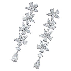 Boucles d'oreilles pendantes en or blanc 18K avec pétales de fleurs et diamants