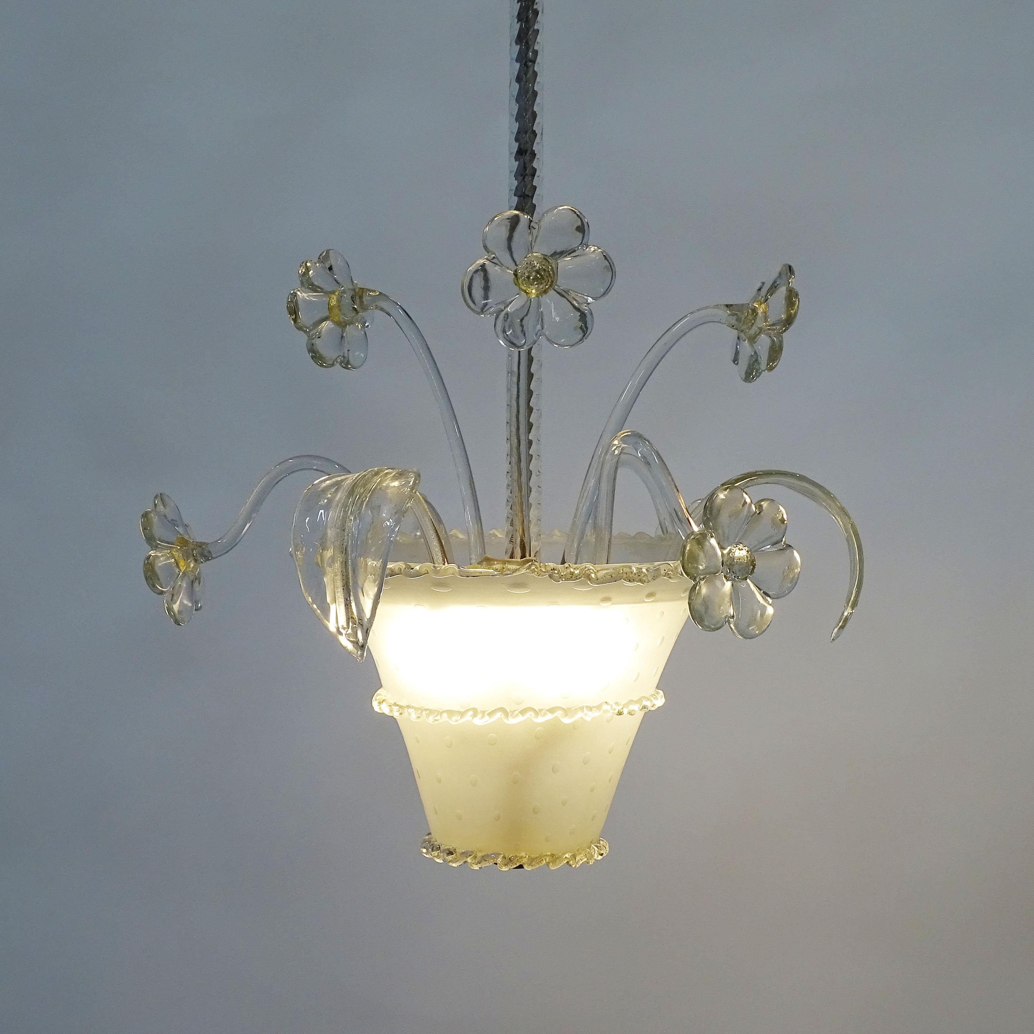 Sublime Barovier 1940s Murano glass flower pot ceiling lamp.
Bolle, crinoline, and transparent Murano glass with gold leaf inclusions as highlights.
Every gardener dreams of a ceiling lamp.
An absolute Beauty!
Carries three bulbs