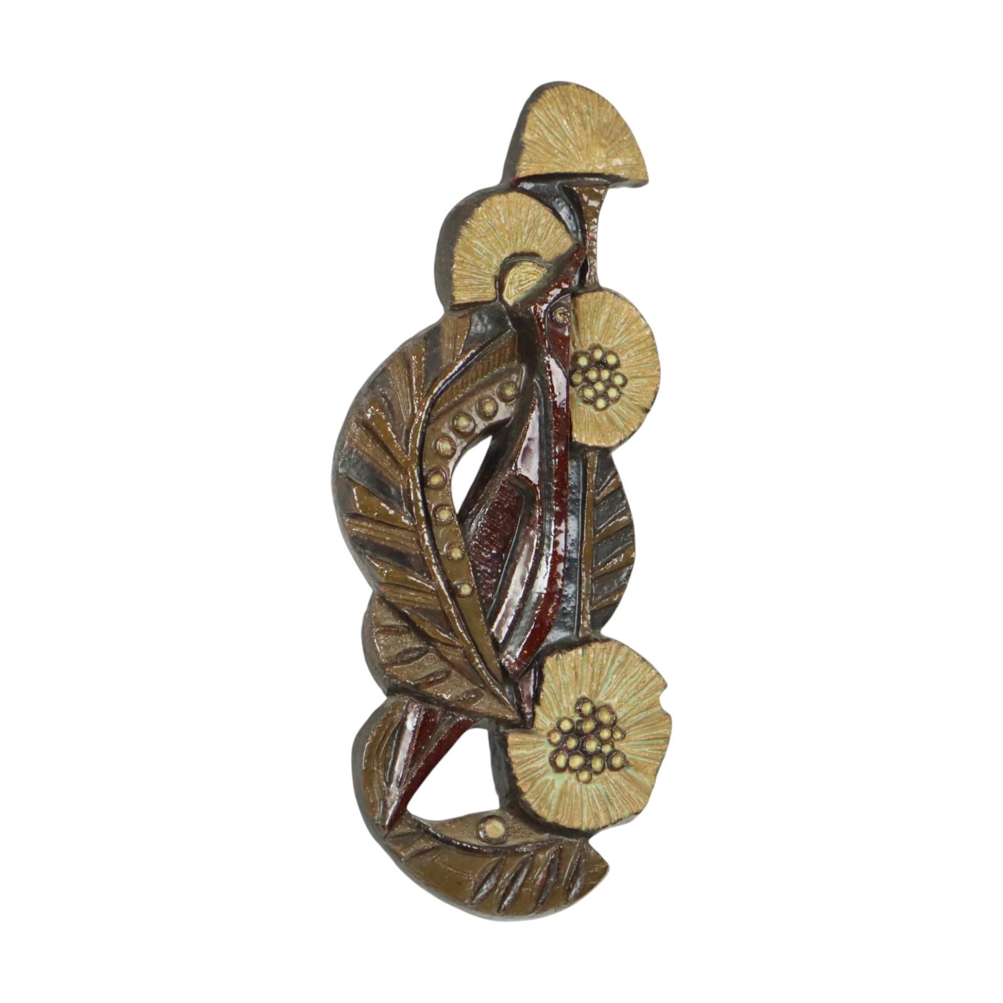 Scultura floreale astratta, opera d'arte in bassorilievo, realizzata da Paul Vermeire (1 luglio 1928 - 27 dicembre 1974), ceramica Perignem, Belgio, circa anni '60-'70, contrassegnata sul retro dall'adesivo del produttore.

Fantastica scultura da