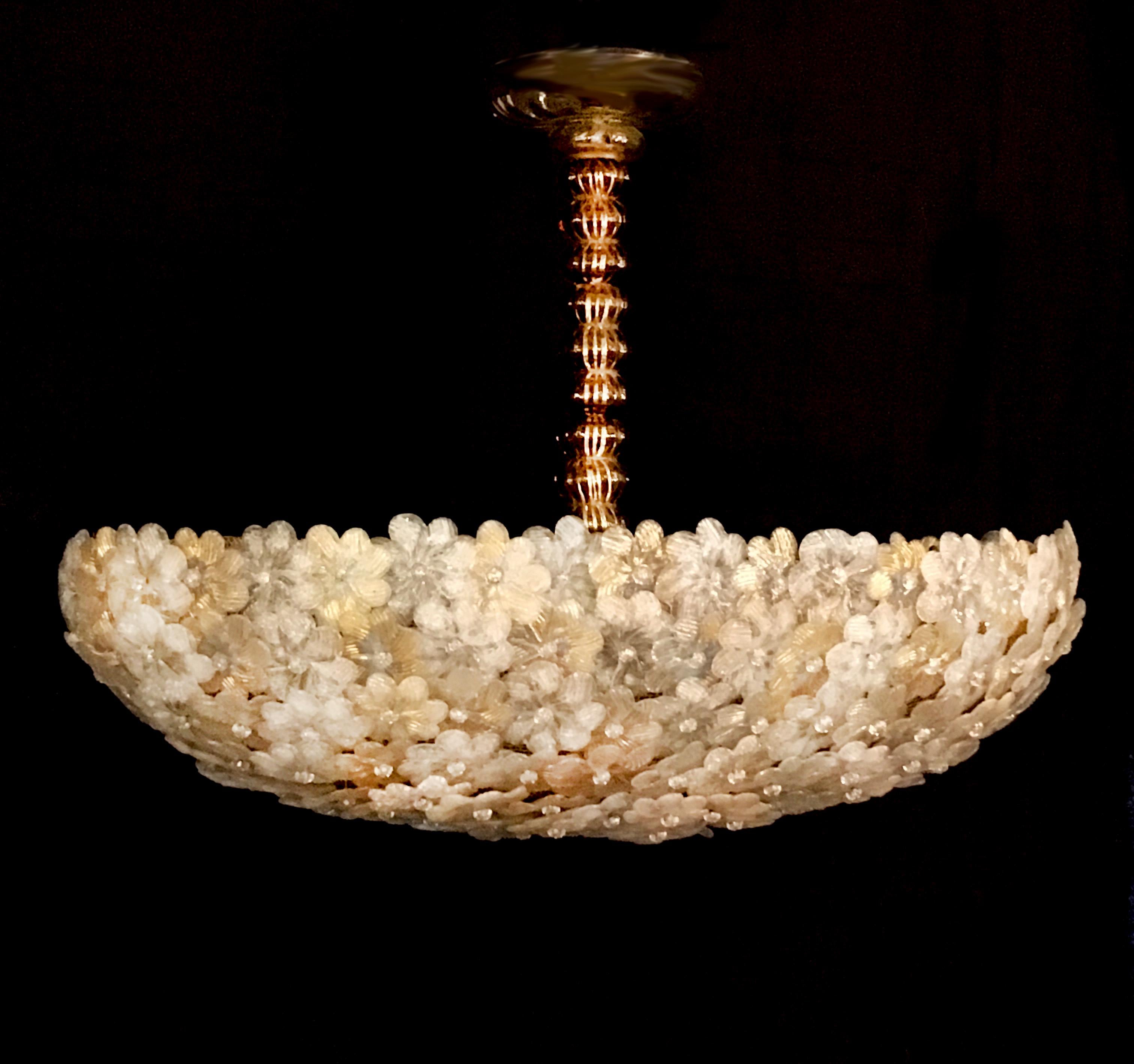 The chandelier is made of dozens of small roses in precious Murano glass with gold inclusions.
 