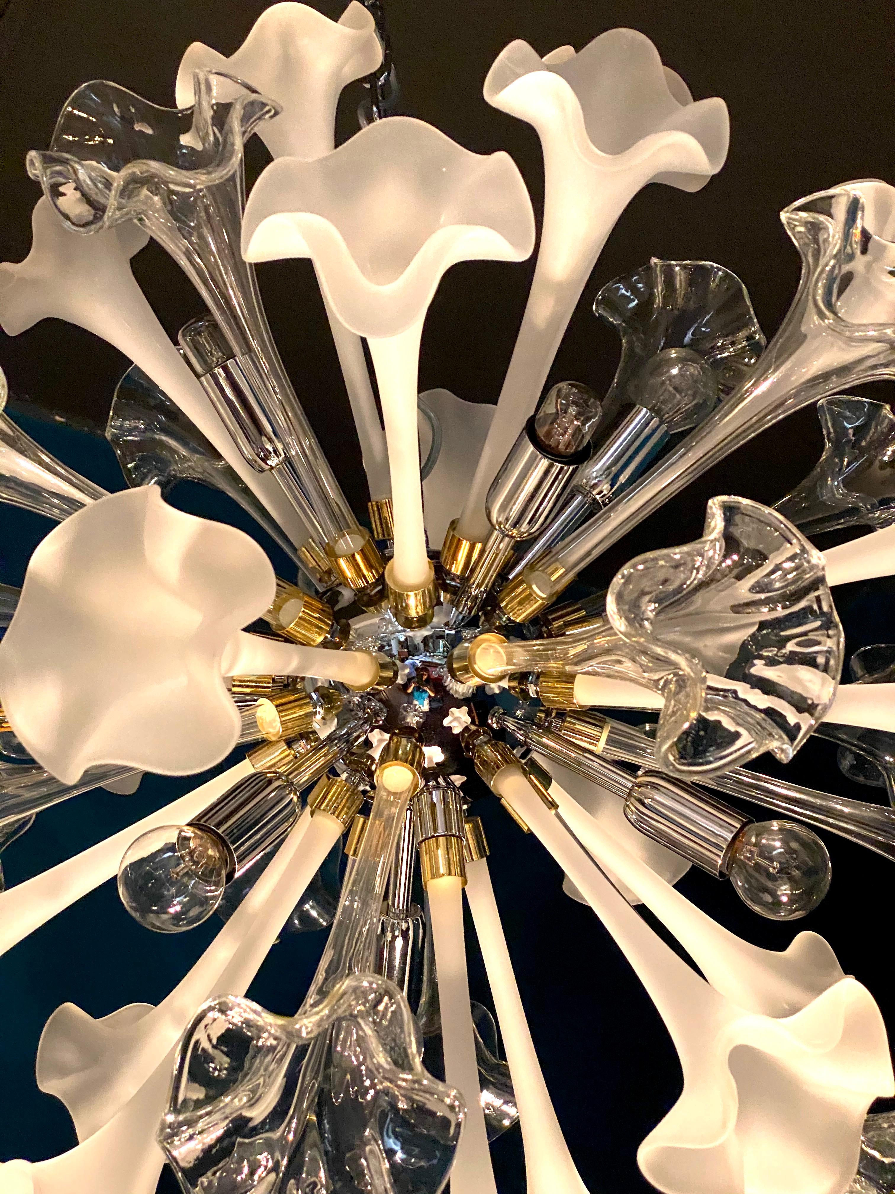 Wunderschöner moderner Muranoglas-Kronleuchter mit Blumen von Sputnik im Angebot 3