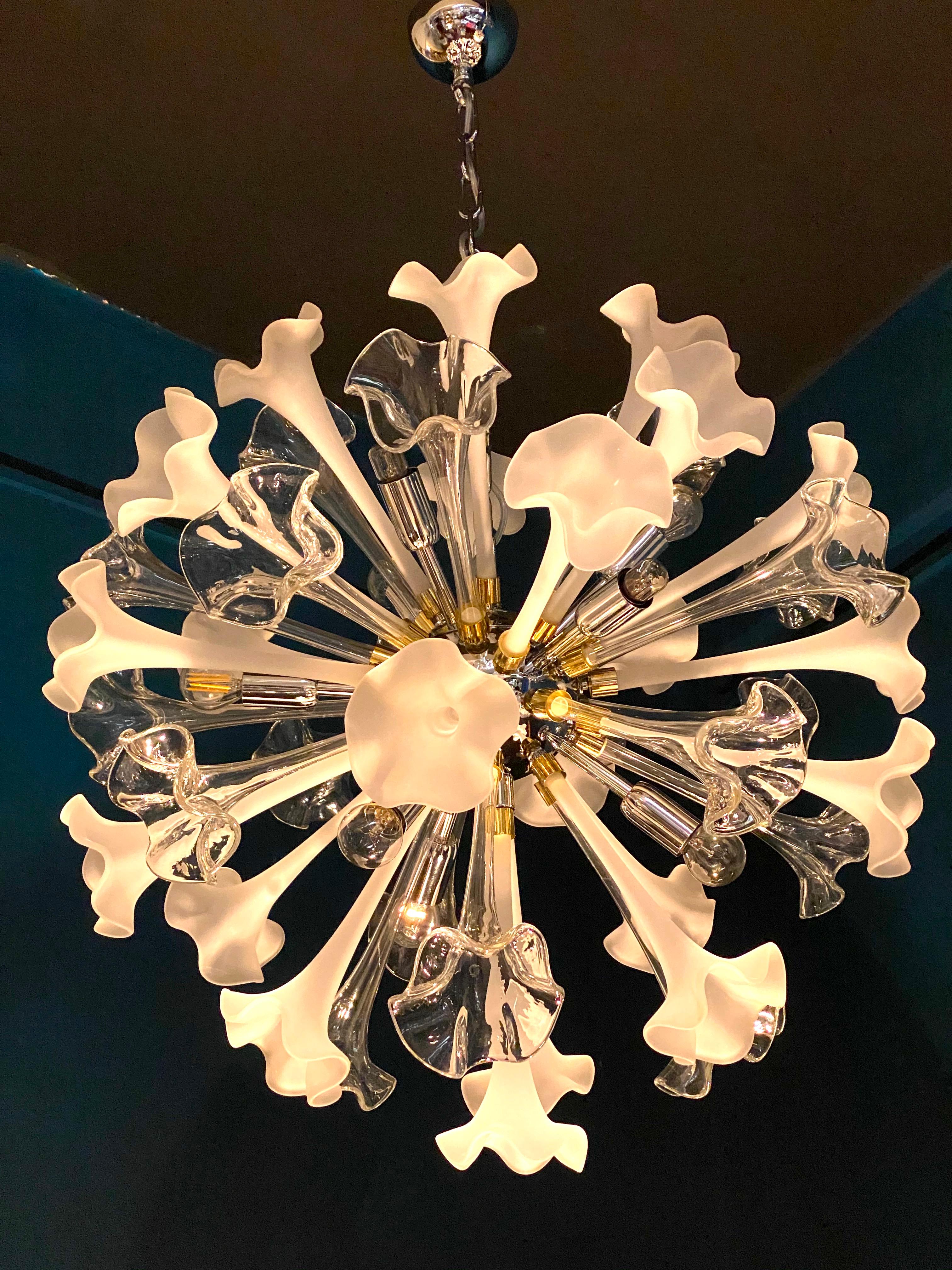 Wunderschöner moderner Muranoglas-Kronleuchter mit Blumen von Sputnik im Angebot 1