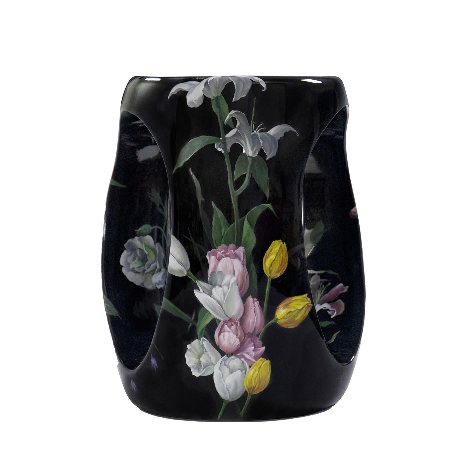 Tabouret Flowers avec structure en résine noire 
finition laquée, avec des fleurs peintes à la main.