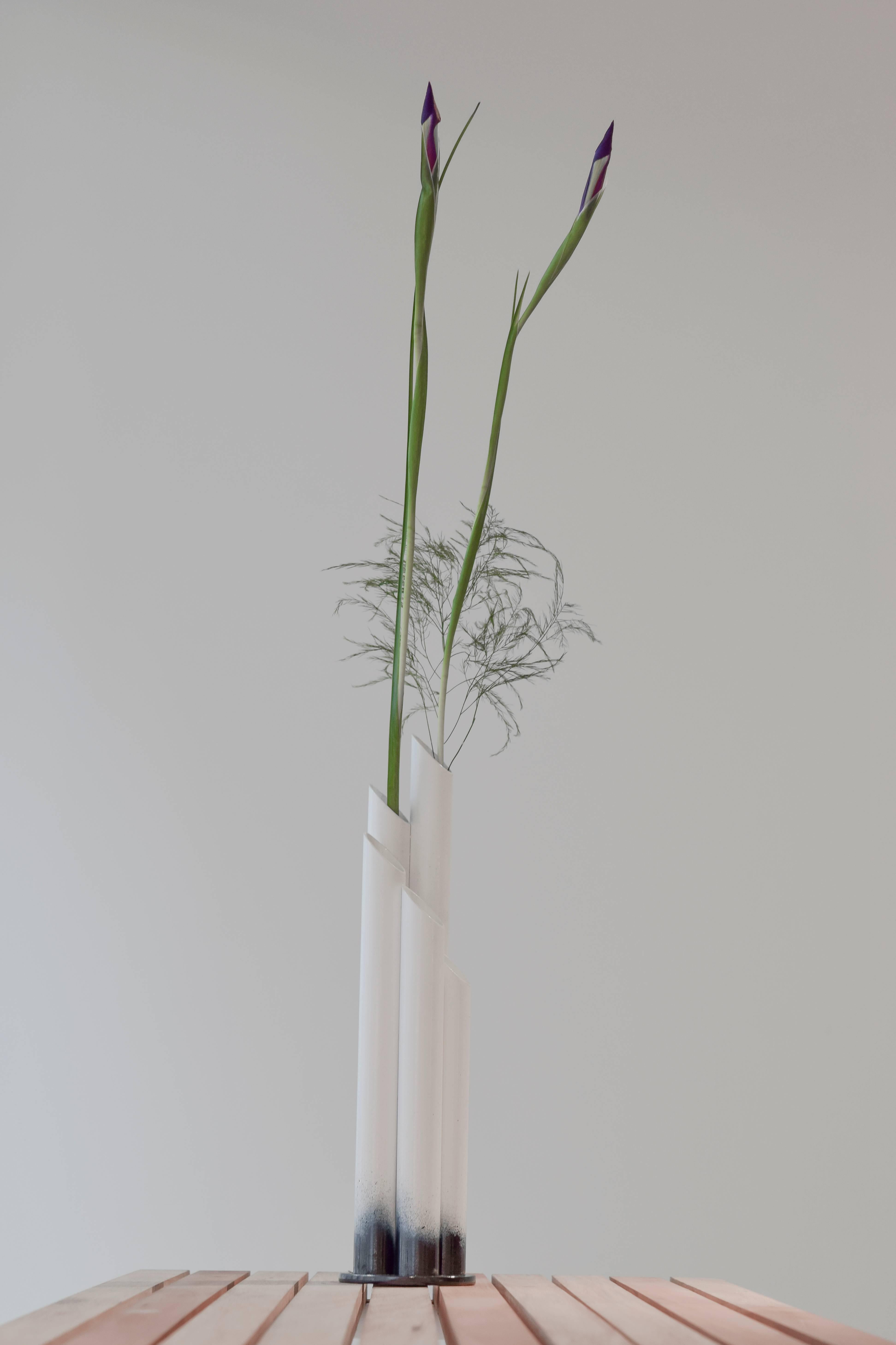 Flowers Vase, recipient jar shinny White Metal Contemporary Style
