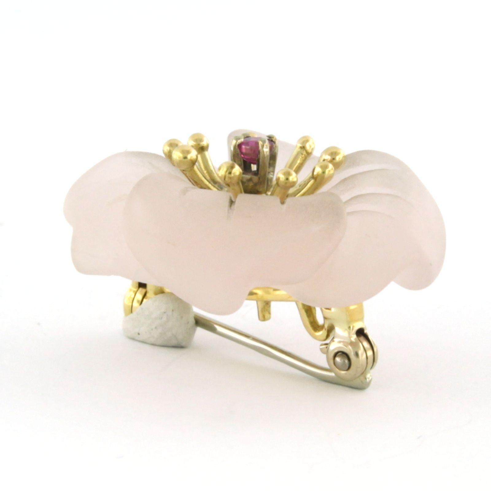 18k yellow gold in a flower shape set with ruby ​​and pink quartz 

detailed description:

the size of the brooch is 2.4 cm wide

weight 7.7 grams

set with

- 1 x 2.4 cm shape of a flower head cut pink quartz

color: pink
clarity n/a

- 1 x 2.4 mm