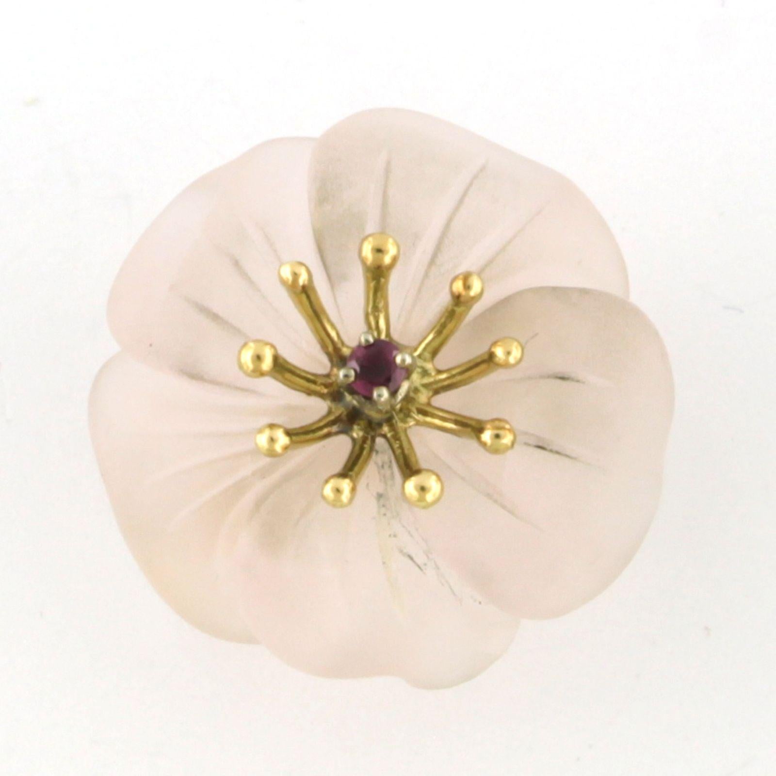 Flowershaped brooch with ruby and pink quartz 18k yellow gold 7.7 grams In Excellent Condition For Sale In The Hague, ZH