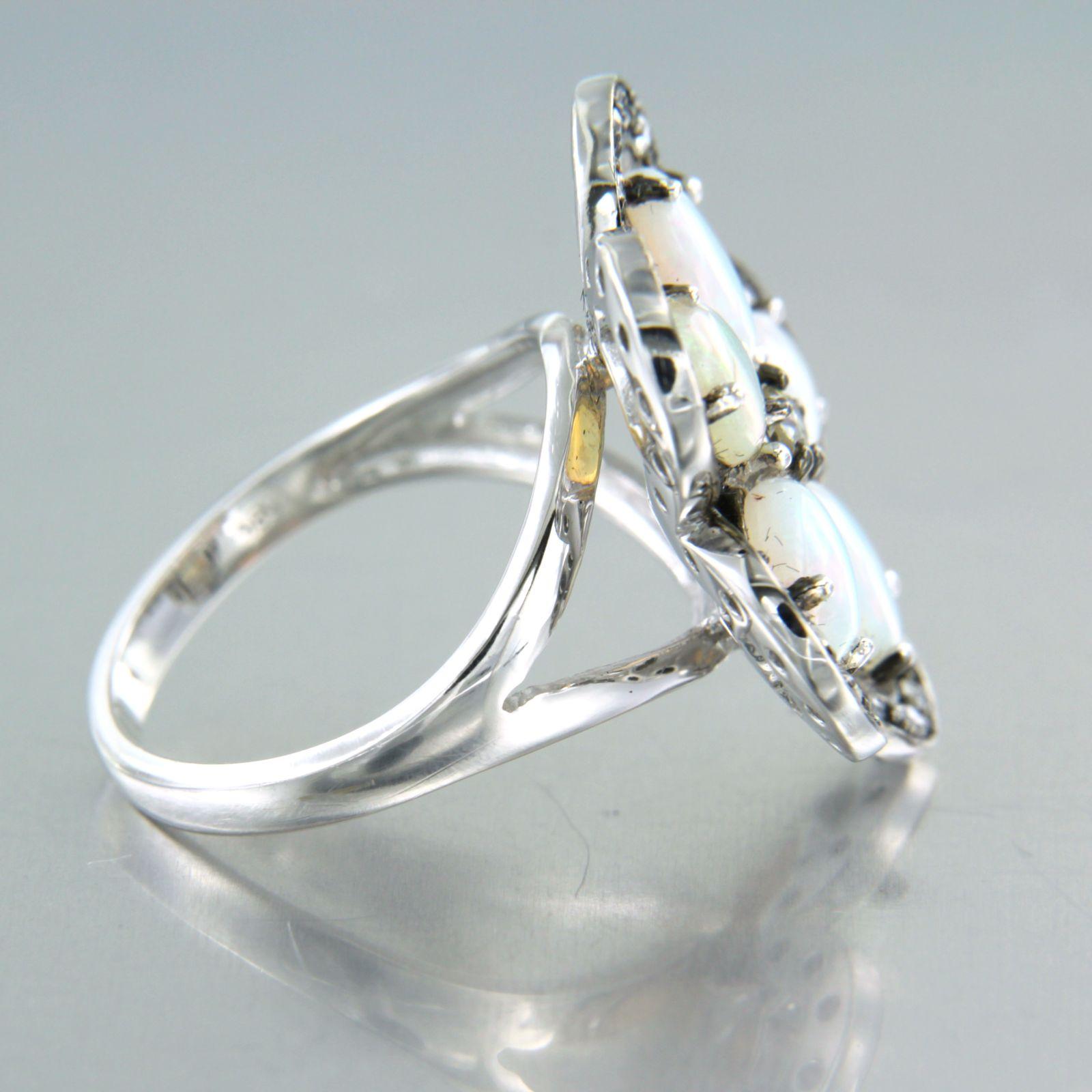 Blumenförmiger Ring mit Opal und Diamanten 14k Weißgold (Alteuropäischer Brillantschliff) im Angebot