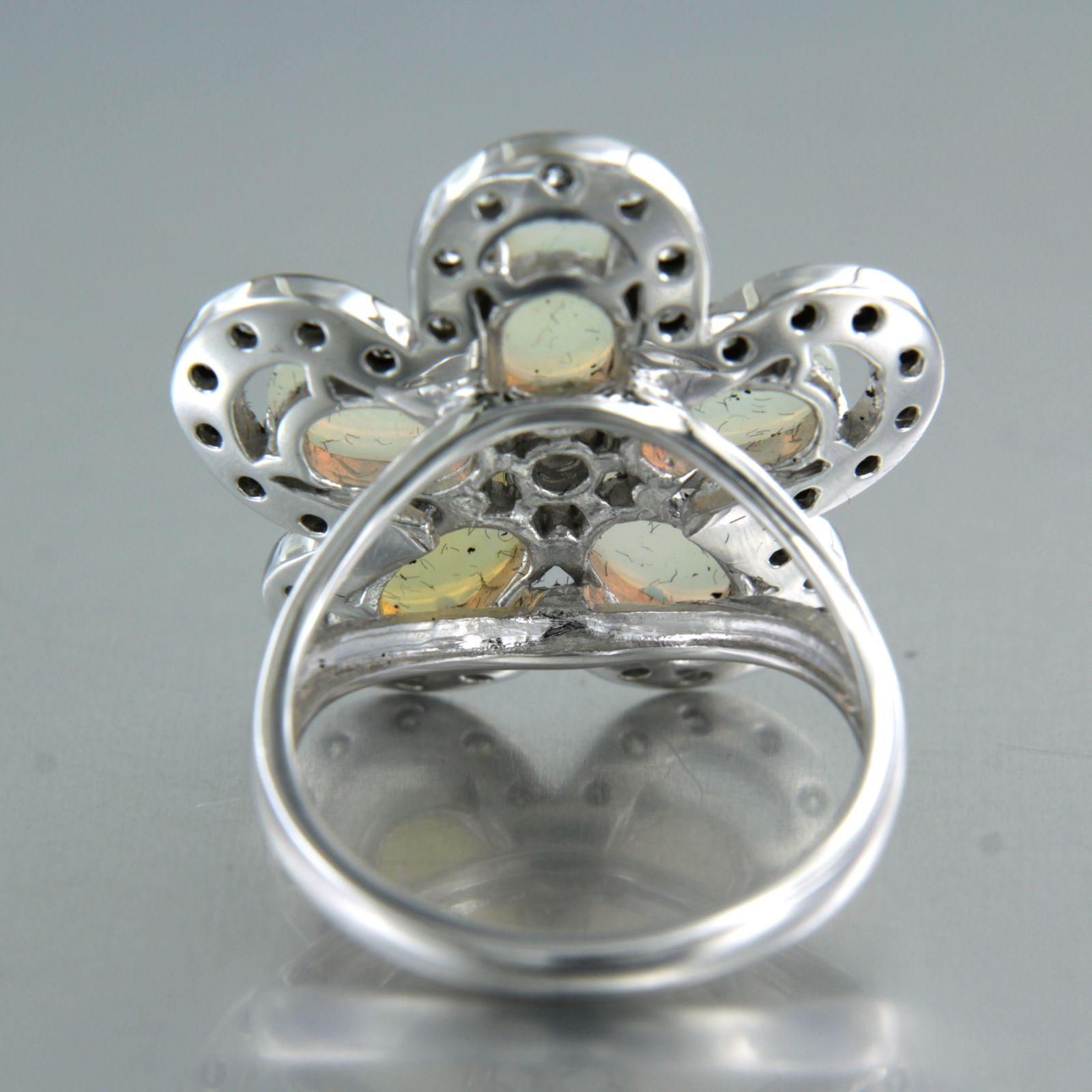 Flowershaped Ring with opal and diamonds 14k white gold In New Condition For Sale In The Hague, ZH