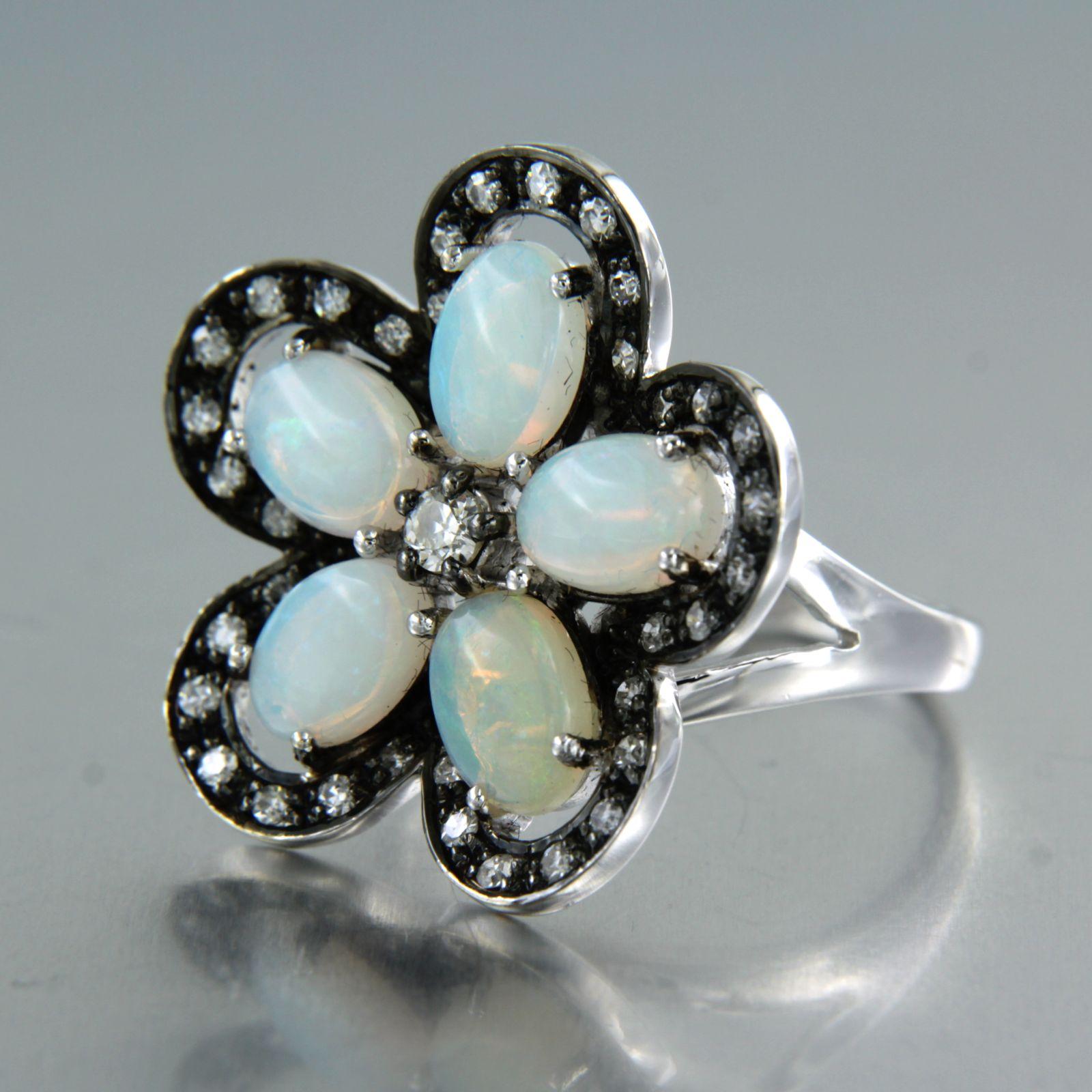Blumenförmiger Ring mit Opal und Diamanten 14k Weißgold im Angebot 1