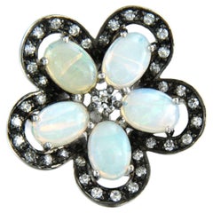 Bague en forme de fleur avec opale et diamants, or blanc 14 carats