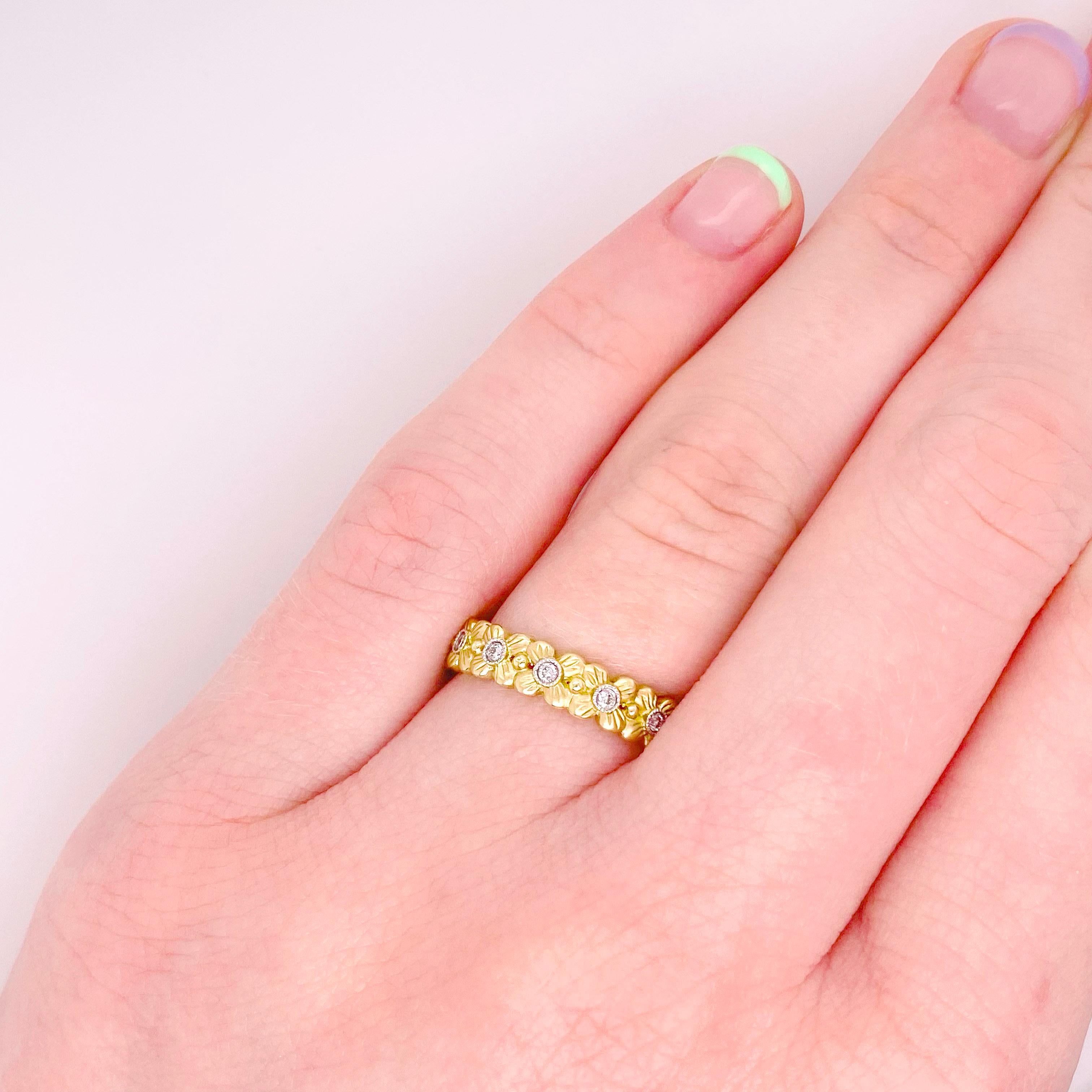 Im Angebot: Blumenmuster-Ring von Five Star Jewelry, Blumen-Eternity-Ring, Größe verfügbar () 4