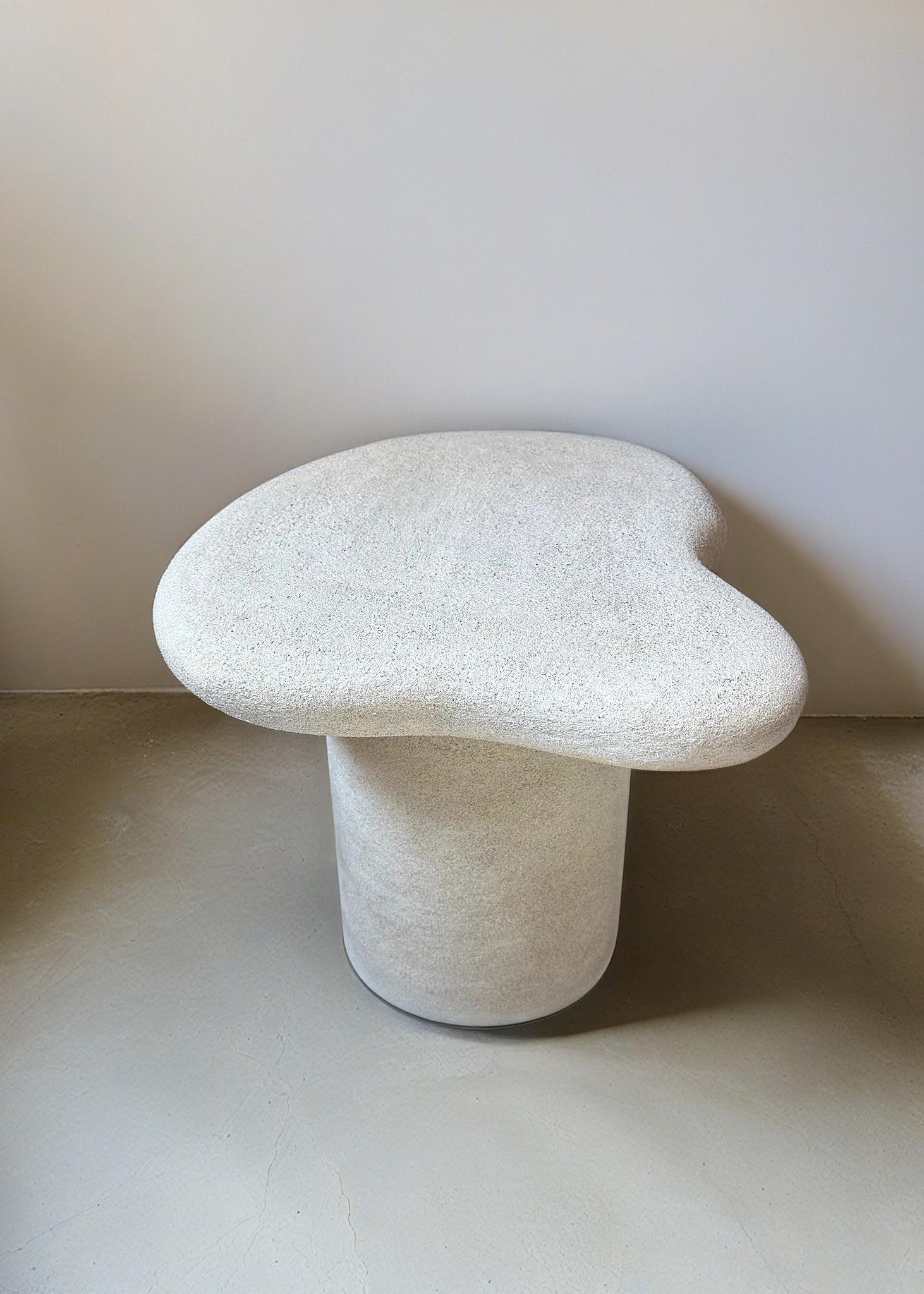 Sgabello Flowform L di Studio A.A. Studio
Edizione limitata
Dimensioni: P 41 x L 42 x H 48,5 cm.
Materiali: Legno di recupero, miscela di gesso personalizzata e sabbia.

Ogni pezzo è scolpito a mano individualmente, dando vita a variazioni che