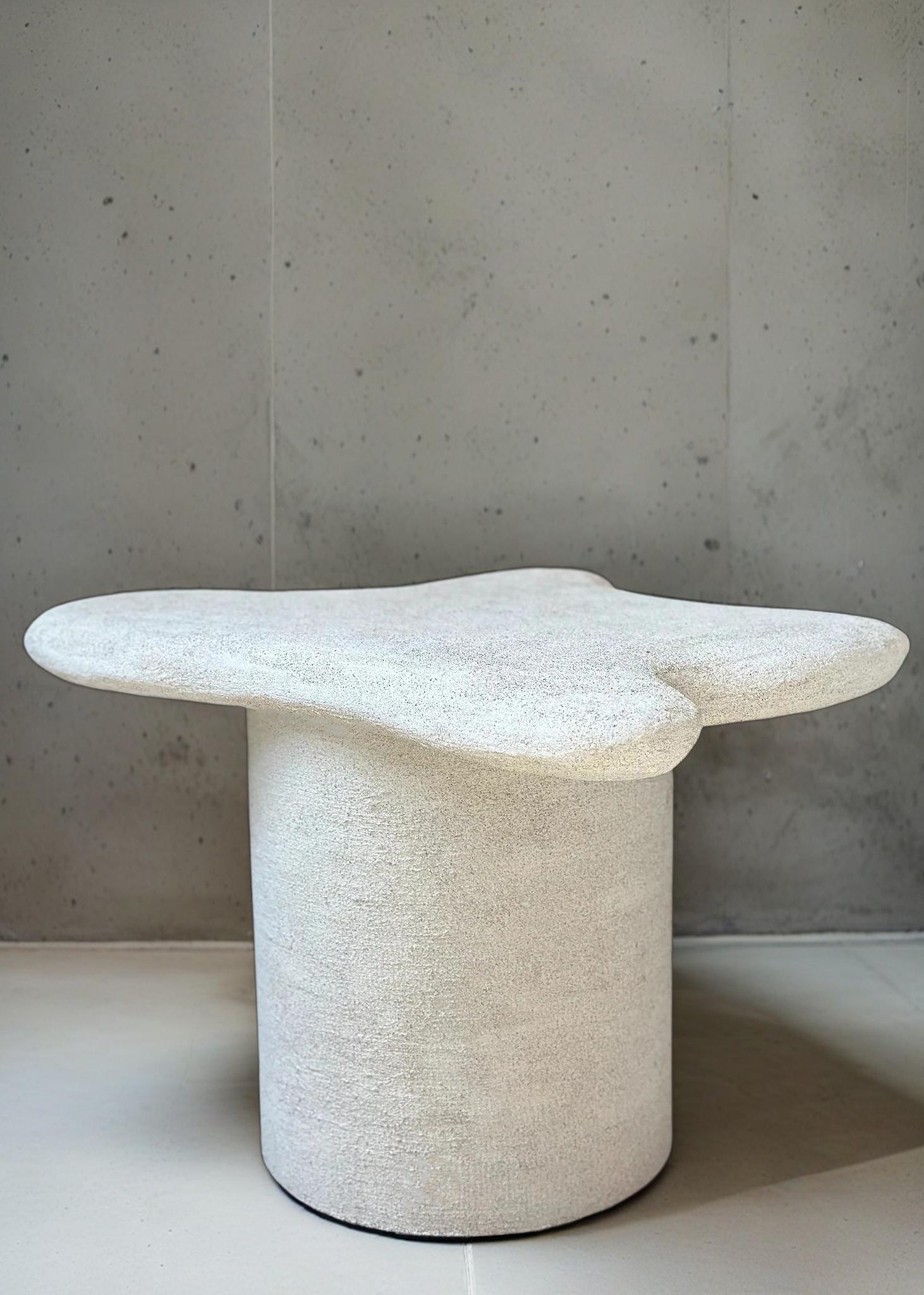 Sgabello Flowform M di Studio M.
Edizione limitata
Dimensioni: P 33 x L 30 x H 52 cm.
Materiali: Legno di recupero, miscela di gesso personalizzata e sabbia.

Ogni pezzo è scolpito a mano individualmente, dando vita a variazioni che rendono ogni