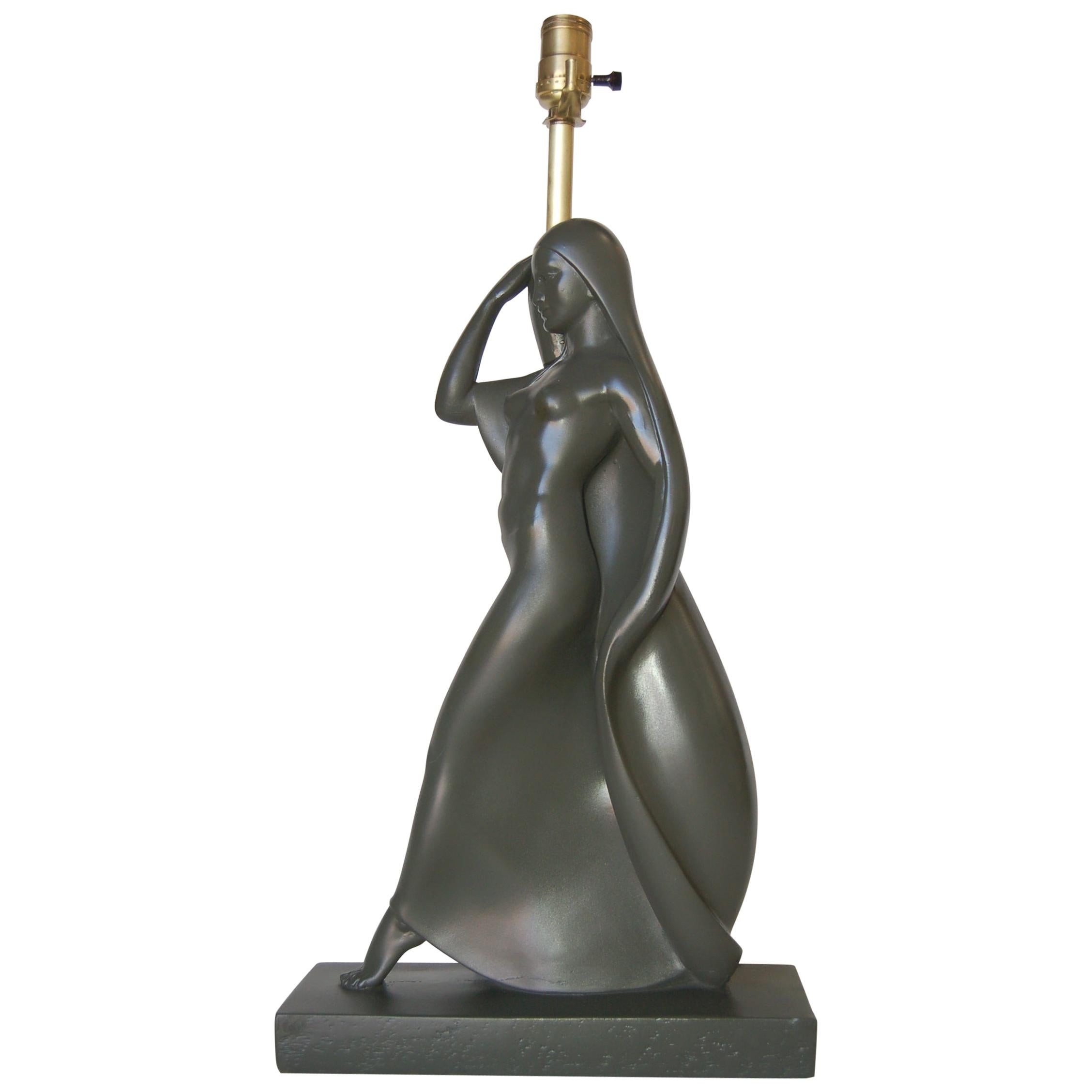 Lampe de table en céramique représentant une femme en mouvement, par Haruil