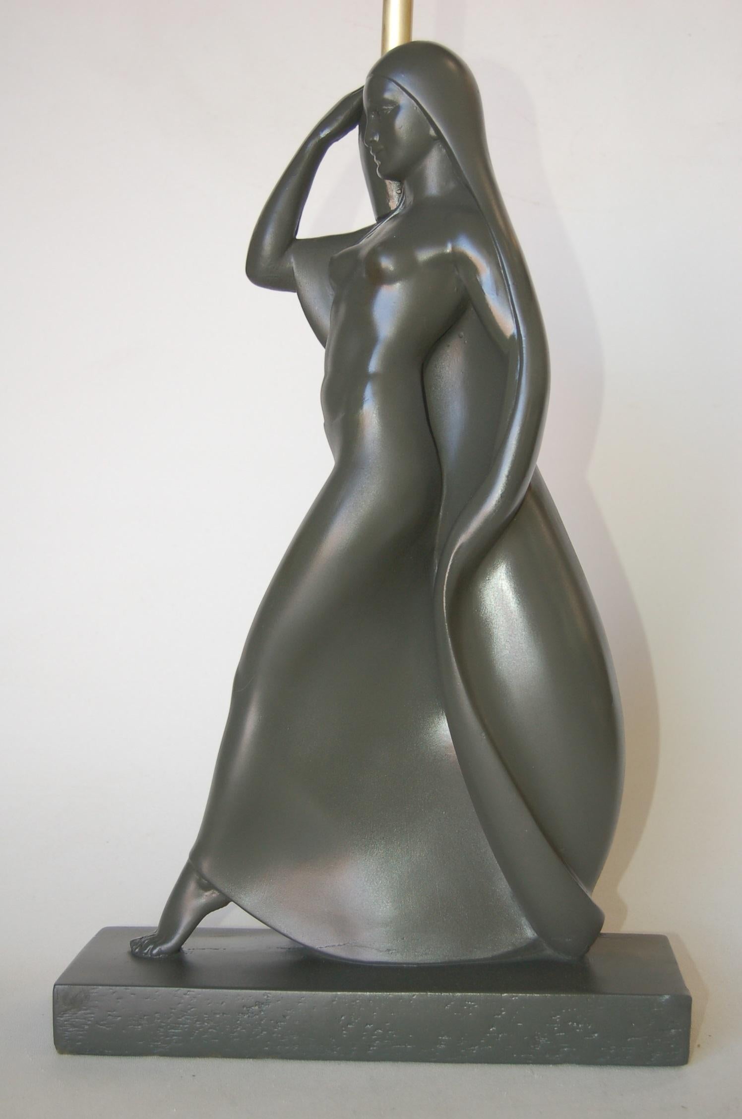 Bellissima lampada da tavolo figurata femminile in ceramica verde con asta in ottone firmata Haruil. 

Misure: 25