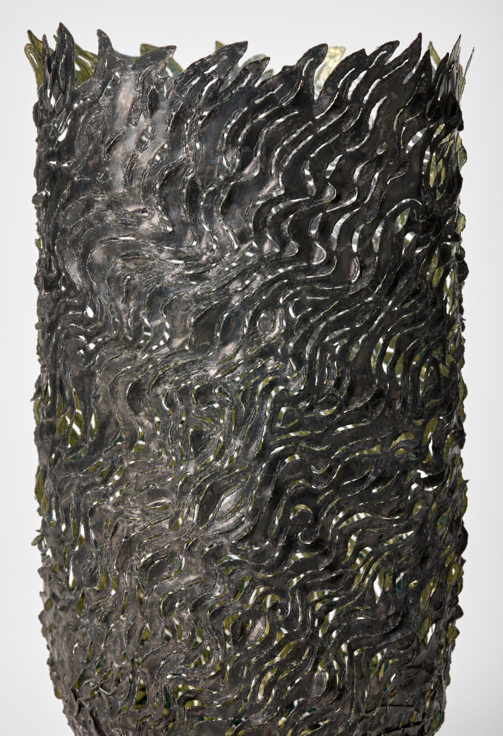 Britannique Flowing Vessels, récipients en acier et en or à la texture organique, par Claire Malet en vente