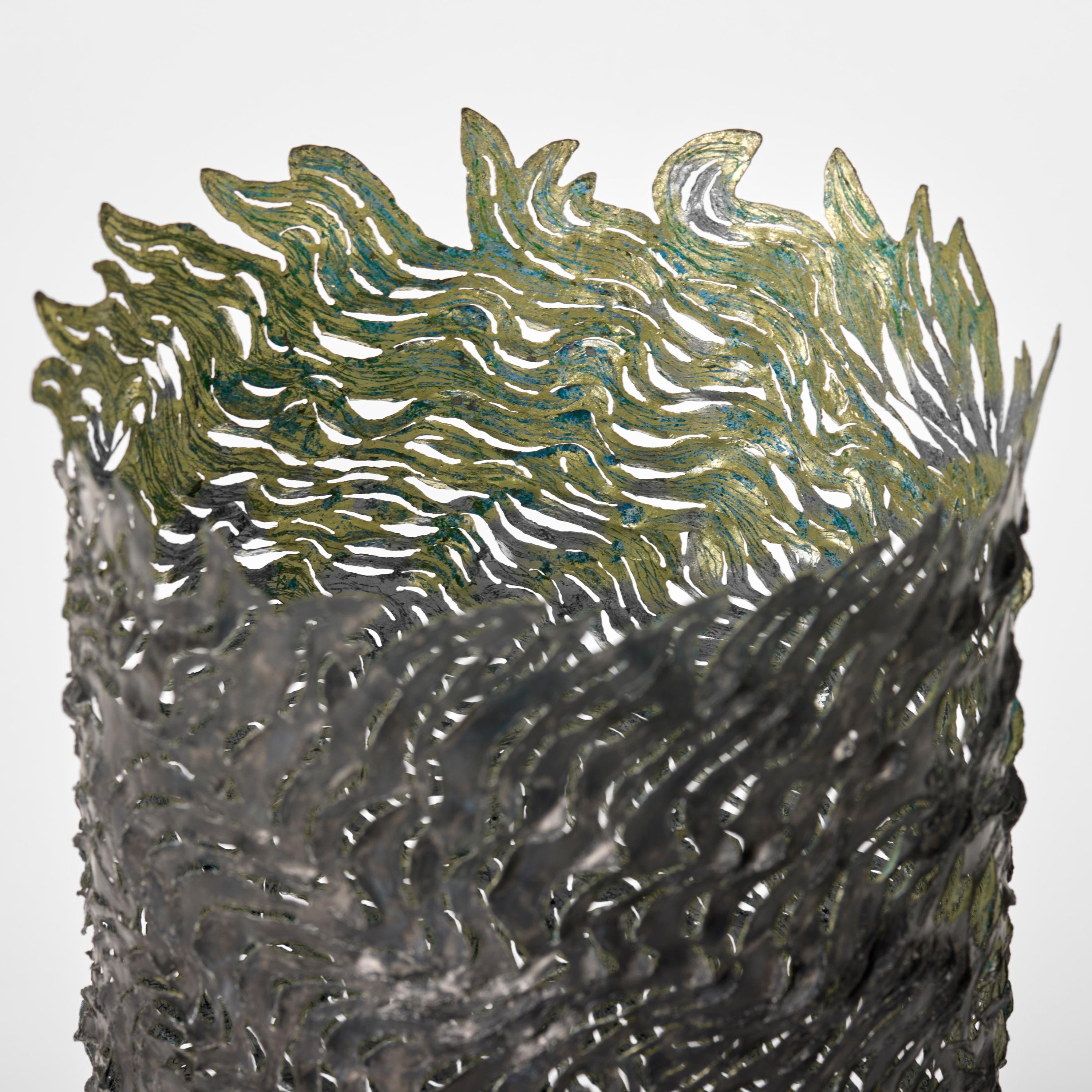 Flowing Vessels, récipients en acier et en or à la texture organique, par Claire Malet Neuf - En vente à London, GB