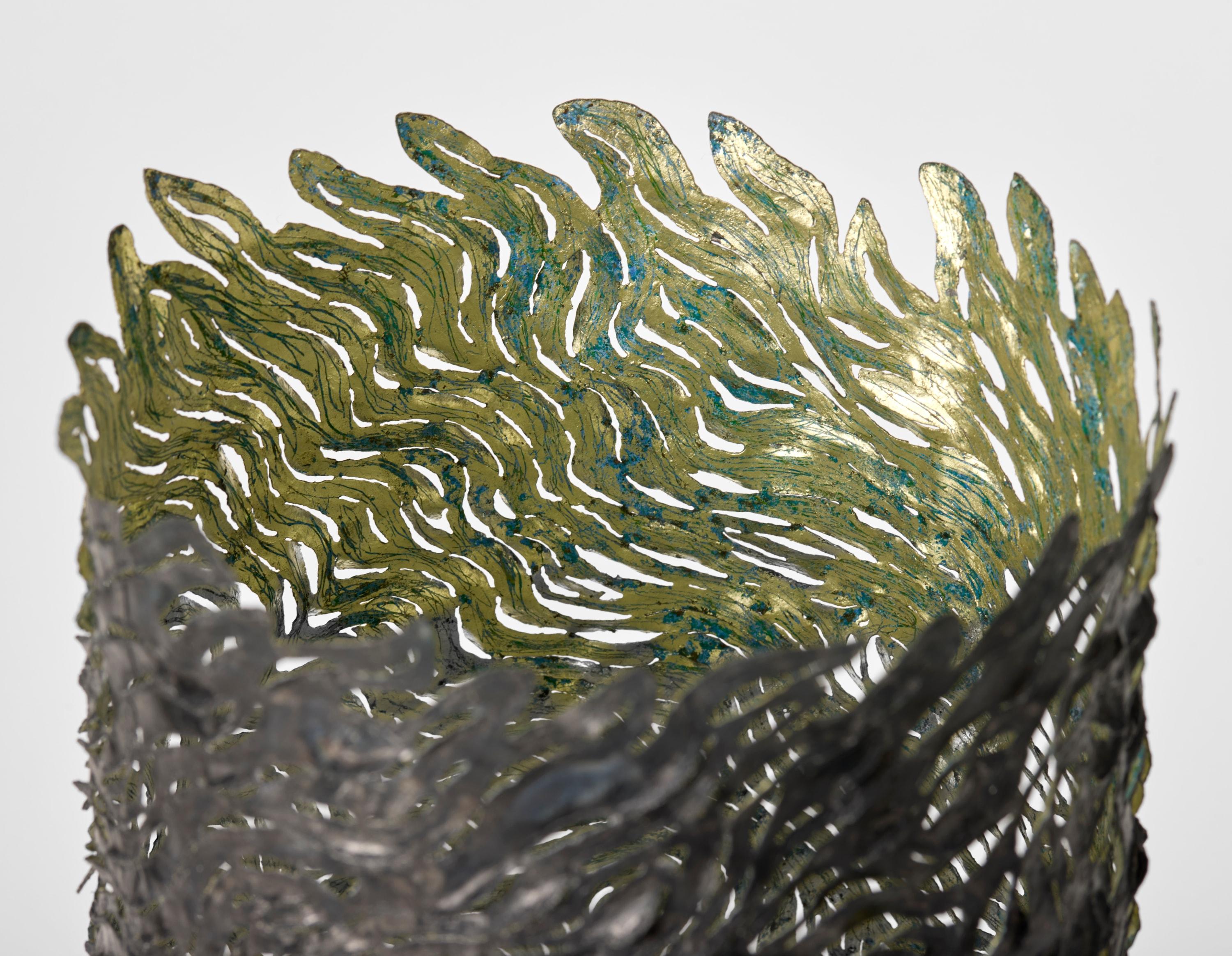 Acier Flowing Vessels, récipients en acier et en or à la texture organique, par Claire Malet en vente