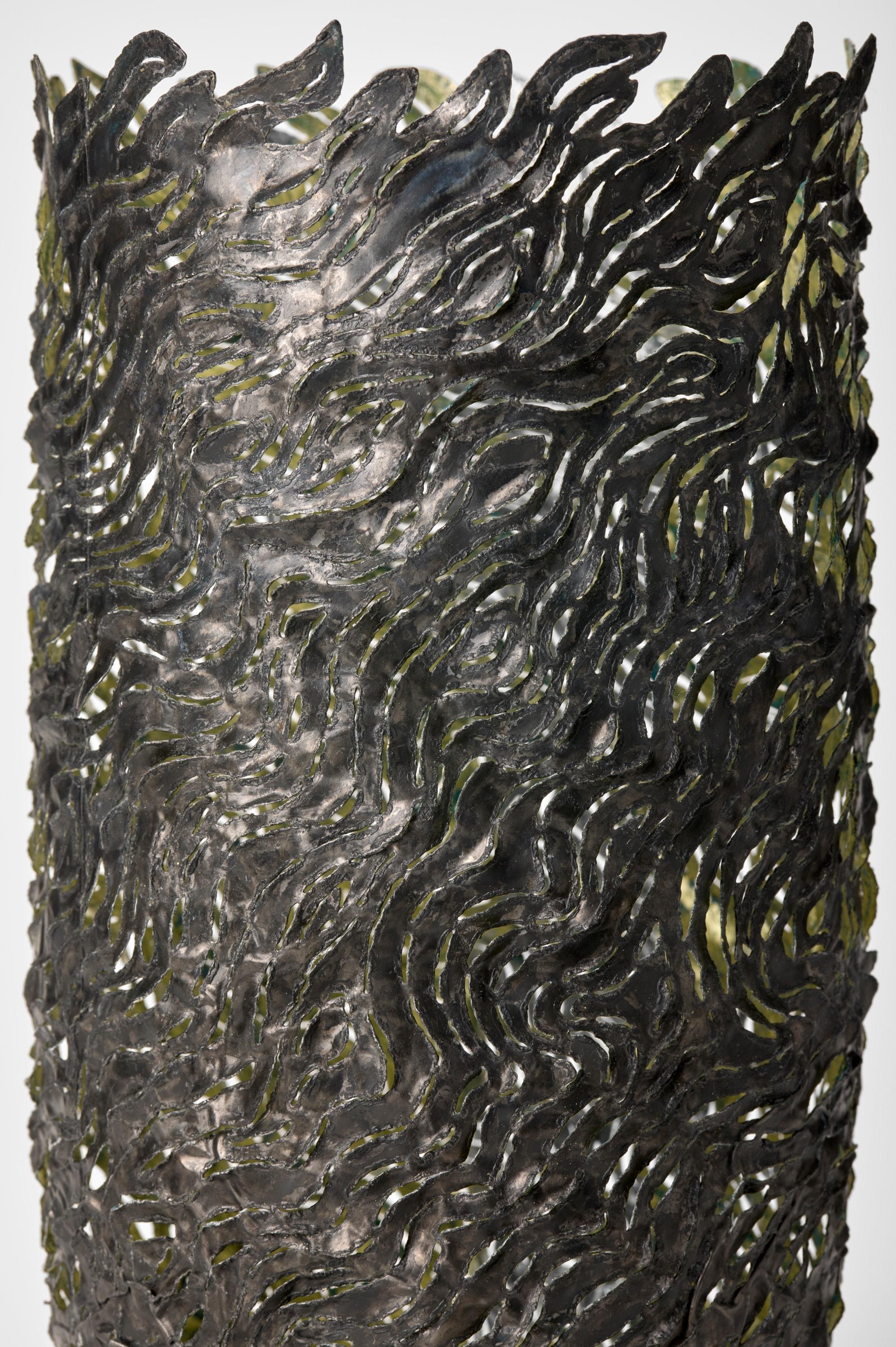 Flowing Vessels, récipients en acier et en or à la texture organique, par Claire Malet en vente 1